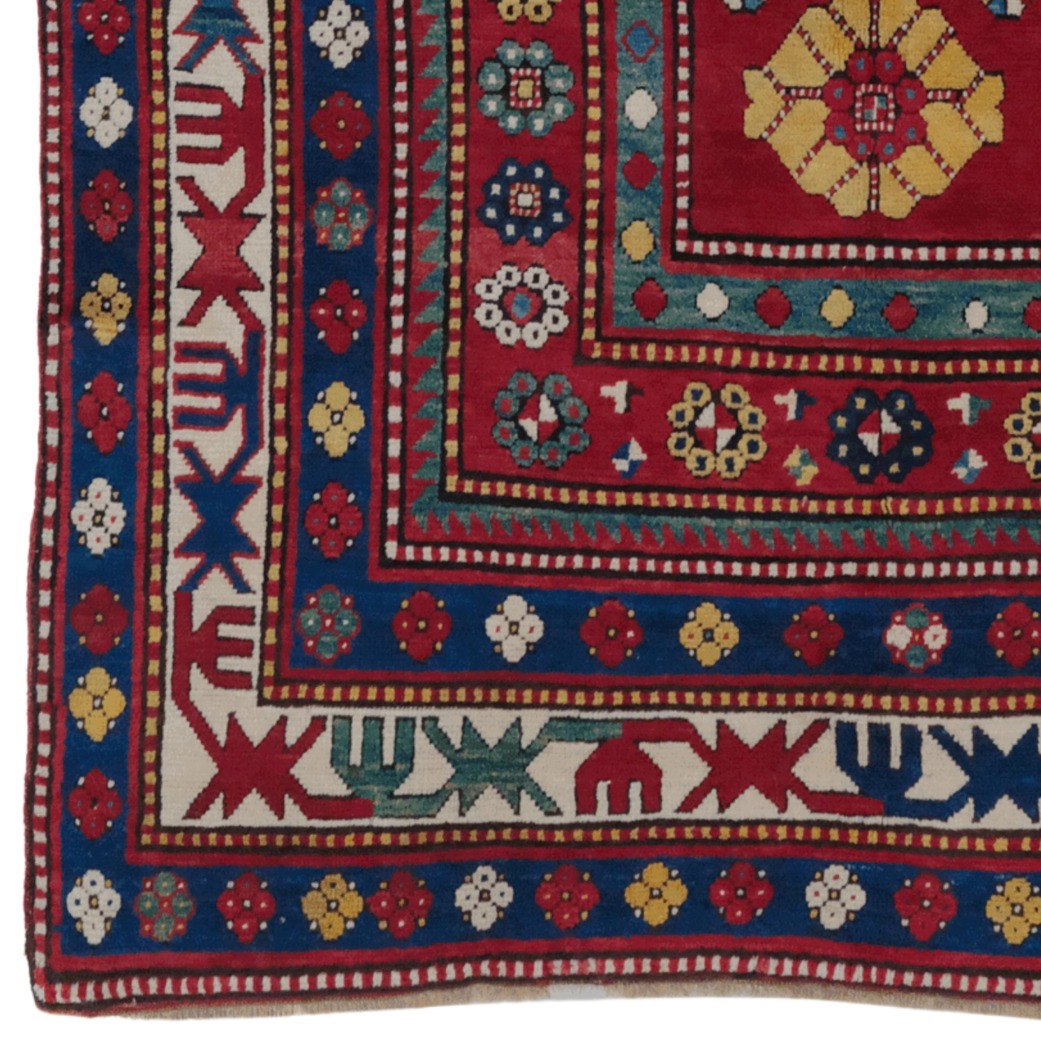 ¿Te gustaría llevar a tu casa la elegancia del pasado y la magia de la artesanía? Esta magnífica alfombra antigua Lambalo del Cáucaso, de finales del siglo XIX, te espera con su belleza única, conservada durante más de un siglo.

Las alfombras