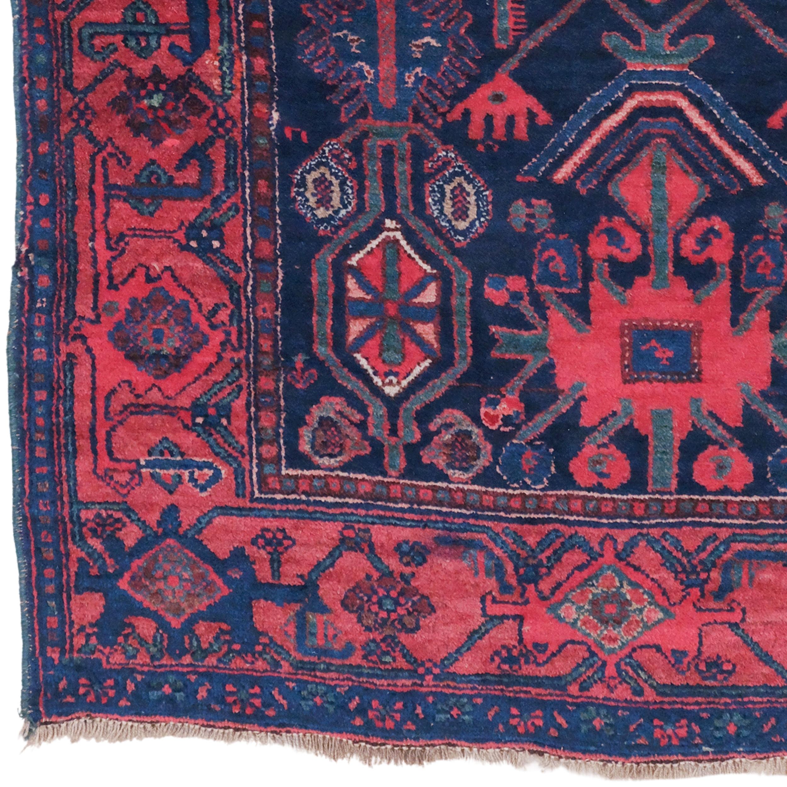 Dieser einzigartige Bidjar-Teppich, der in einer dichten Knüpftechnik von kurdischen Knüpfern im Westen Irans hergestellt wird, ist ein historisches Kunstwerk, das den Titel 