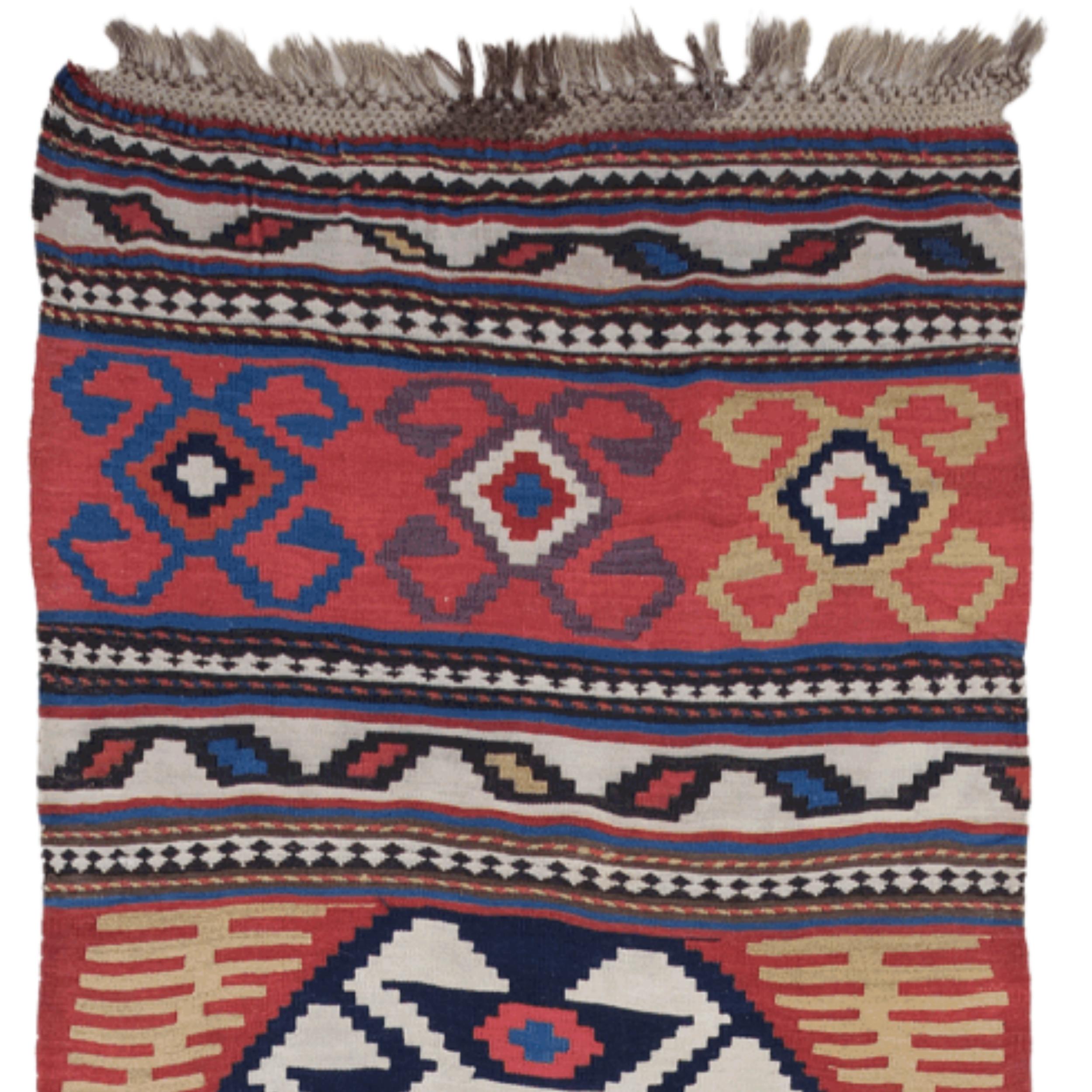 Kilim caucasien de la fin du XIXe siècle

Les tapis caucasiens sont connus pour leurs motifs géométriques distinctifs et leurs couleurs vives. Les motifs de ce tapis mêlent à la fois des motifs traditionnels et une esthétique moderne, ce qui lui
