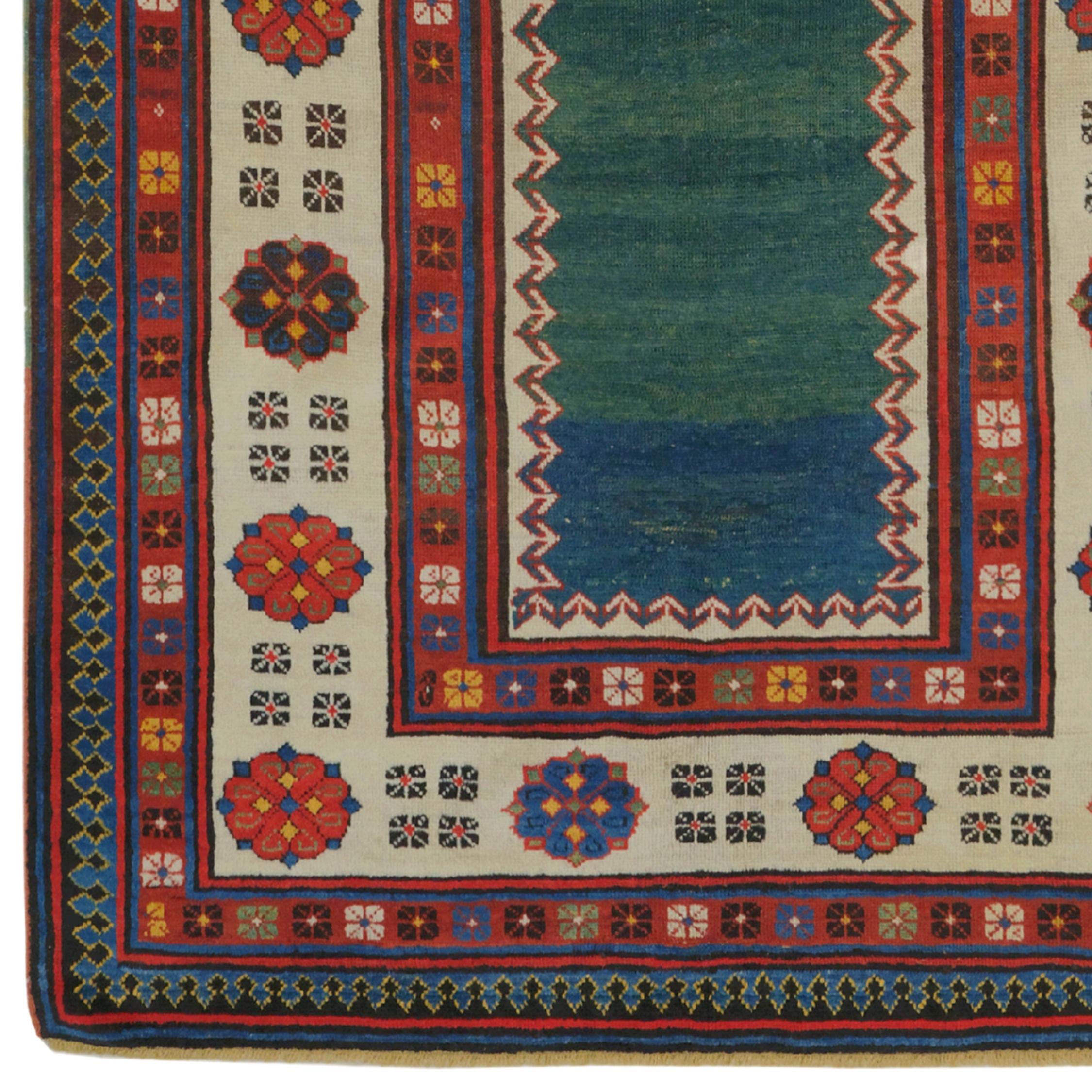 Ce tapis Talish caucasien antique date de la fin du XIXe siècle et reflète parfaitement l'élégant héritage du tissage et l'esthétique de la région du Caucase. Les motifs détaillés placés sur le fond bleu foncé du tapis sont en harmonie frappante