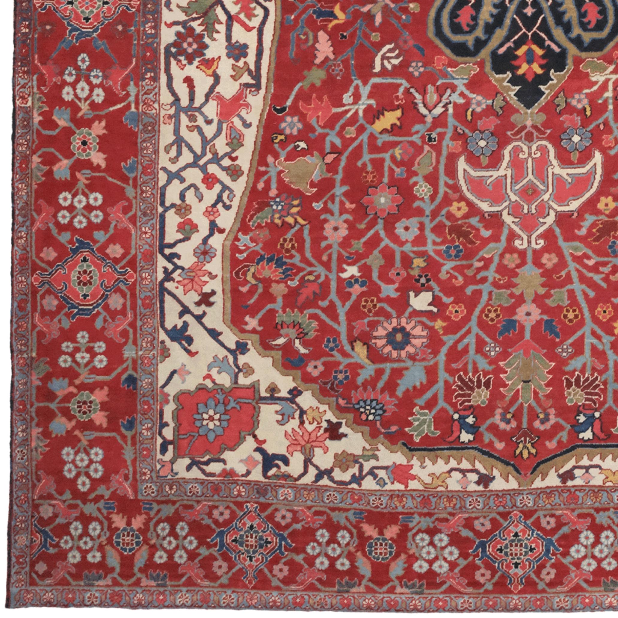 Esta rara alfombra Serapi es una extraordinaria obra de arte de la región de Heriz, en el noroeste de Irán, que data de finales del siglo XIX. Tejido a mano, es uno de los ejemplos más exquisitos de la tradición serapi, que presume tanto de su