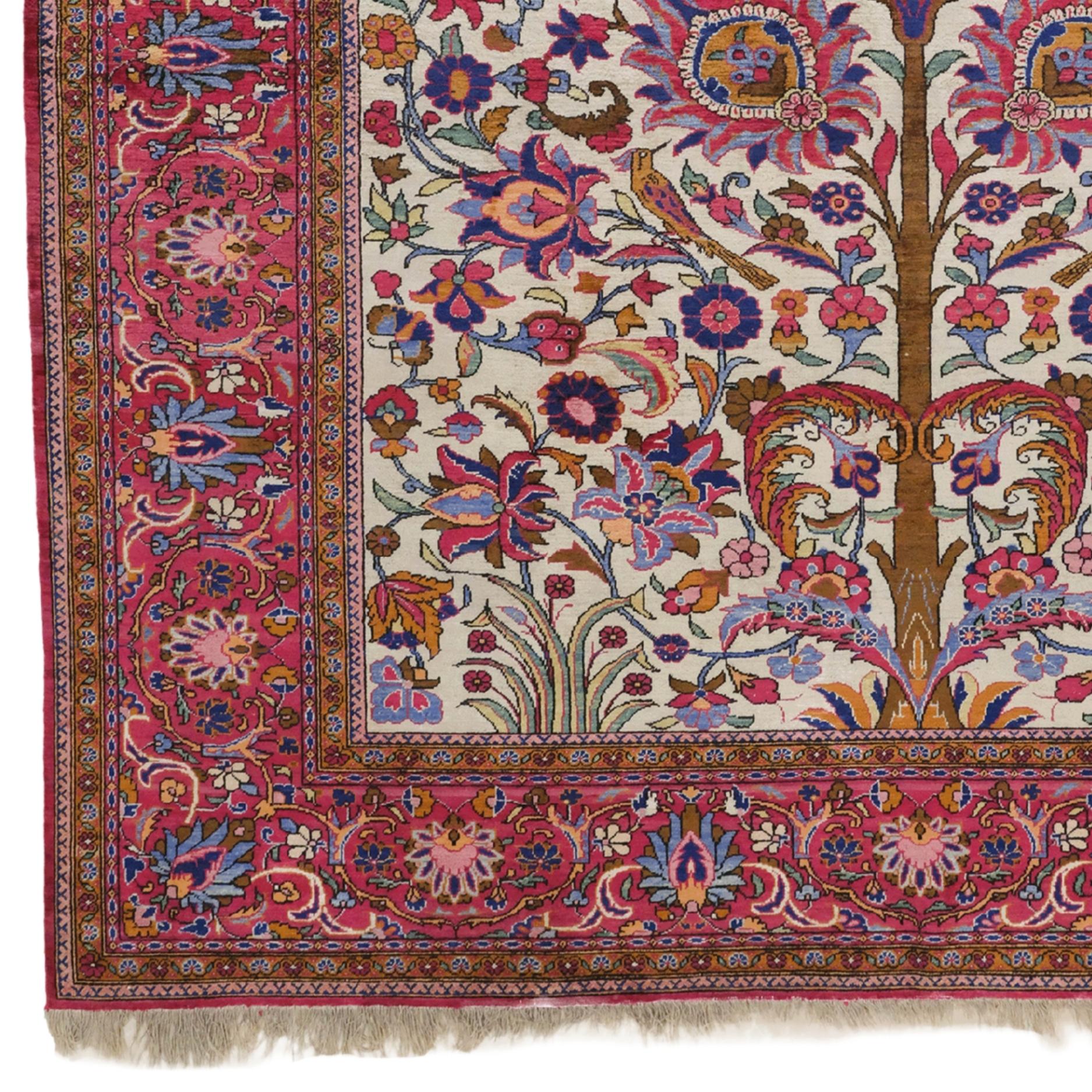 Questo splendido tappeto antico in seta Keshan risale alla fine del XIX secolo e riflette perfettamente l'eleganza e la maestria della tessitura persiana. Il tappeto è uno degli esempi più raffinati della regione di Keshan, famosa per le sue