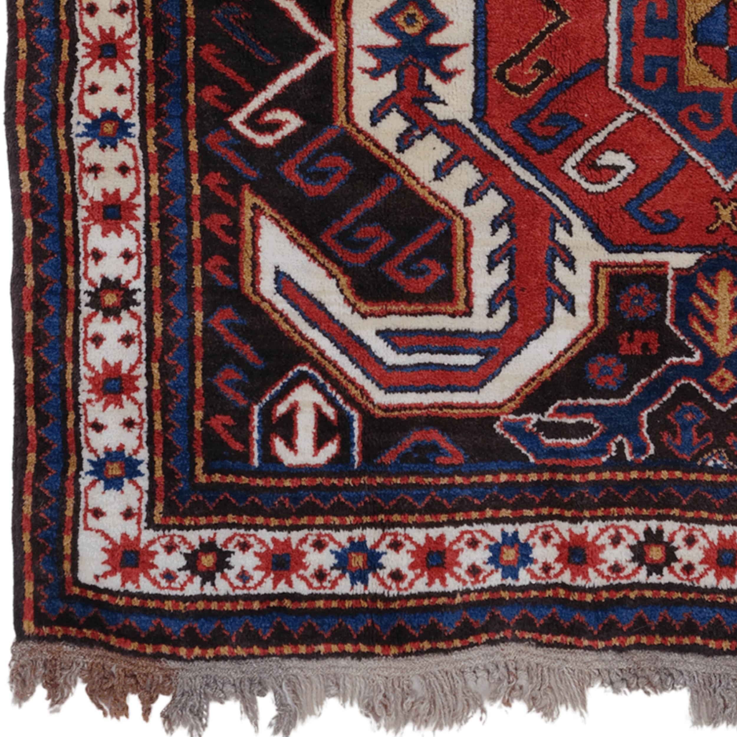 Esta antigua alfombra Lenkoren, de finales del siglo XIX, destaca por su rica historia y su diseño único. Elaborada con la técnica tradicional de tejido Lenkoren, esta alfombra añadirá valor a tu hogar como patrimonio estético y cultural.

Los