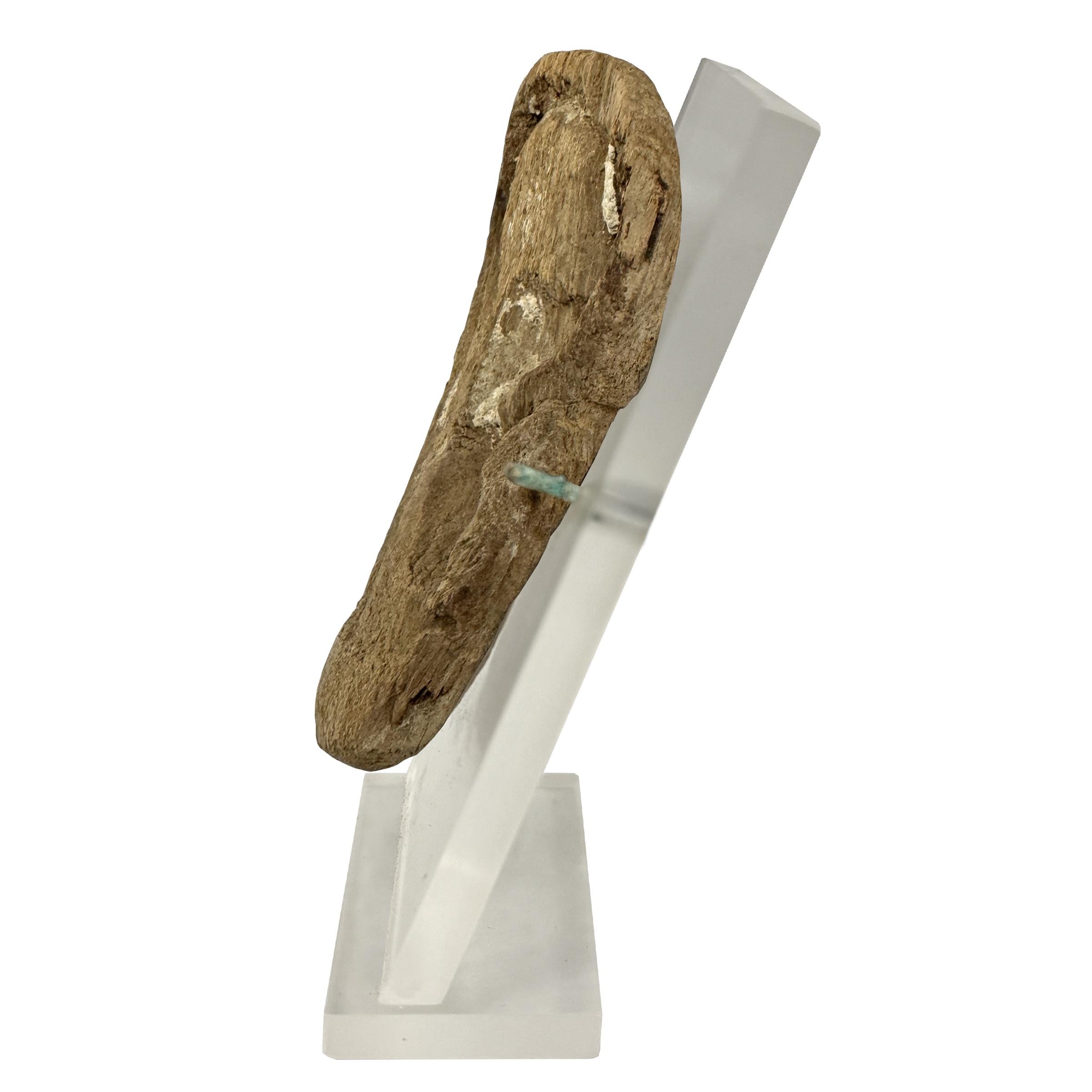 Sculpté à la main Boucle d'oreille en bois égyptien de la fin de la période Ptolemaique et de la période Mummy Mask sur mesure en vente