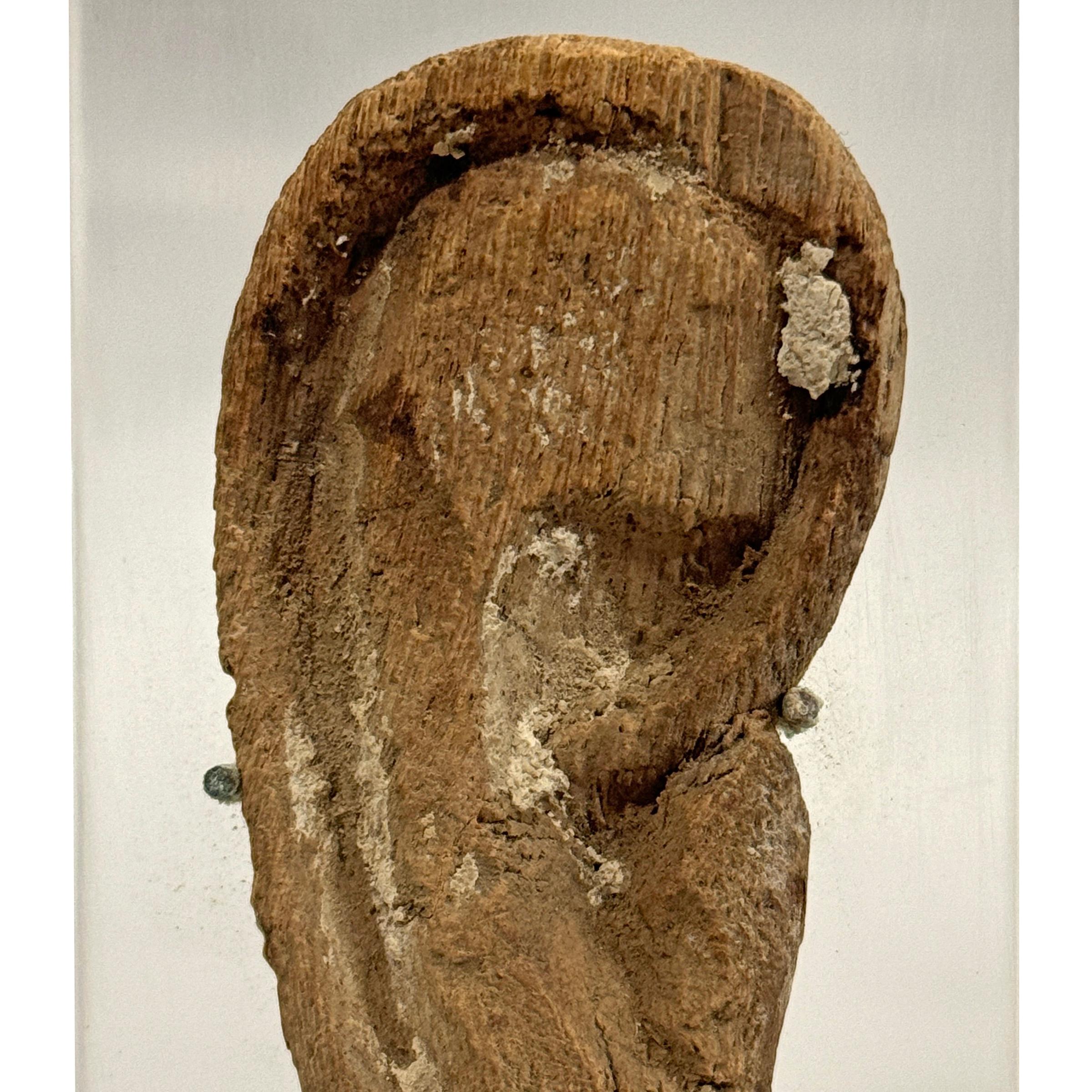 Ägyptische hölzerne Mumienmaske aus der späten bis ptolemäischen Periode, Ohr auf speziellem Halter (Holz) im Angebot