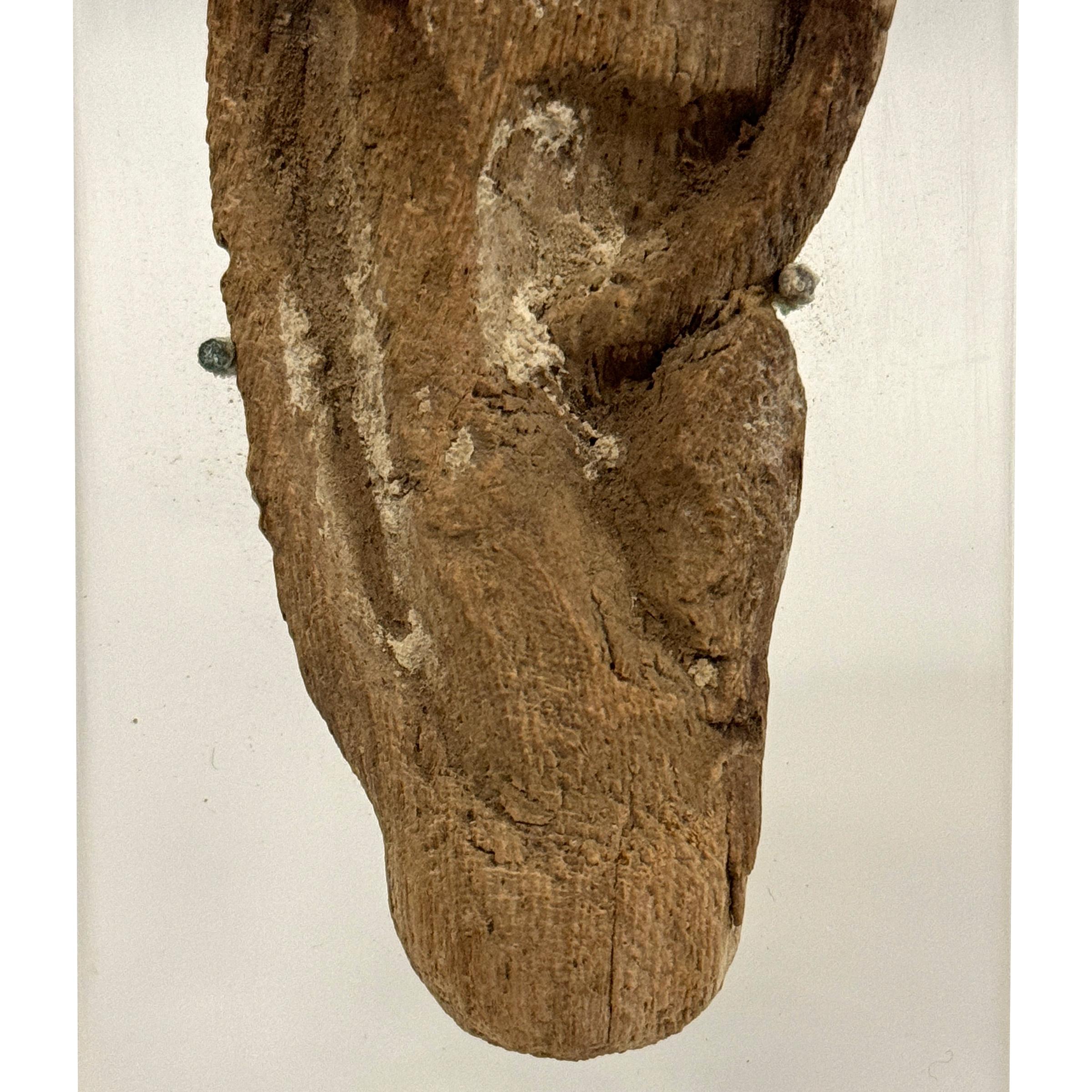 Ägyptische hölzerne Mumienmaske aus der späten bis ptolemäischen Periode, Ohr auf speziellem Halter im Angebot 1