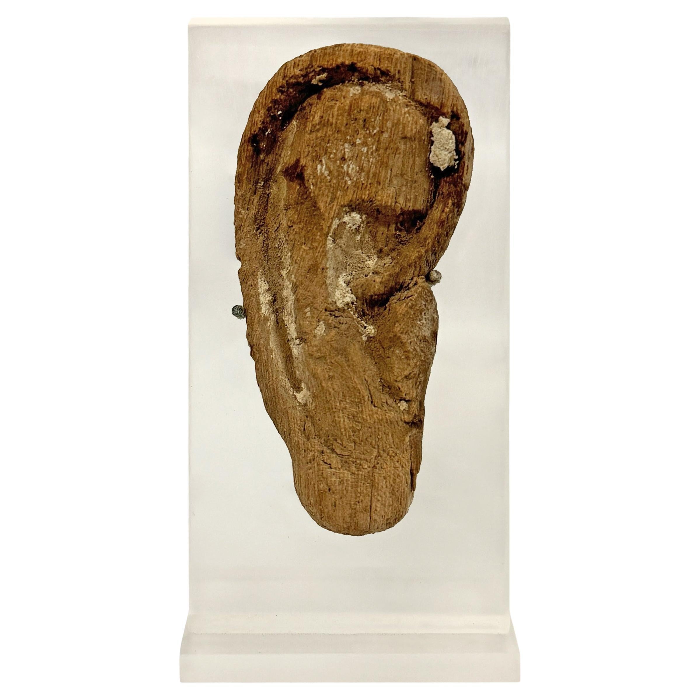 Ägyptische hölzerne Mumienmaske aus der späten bis ptolemäischen Periode, Ohr auf speziellem Halter im Angebot