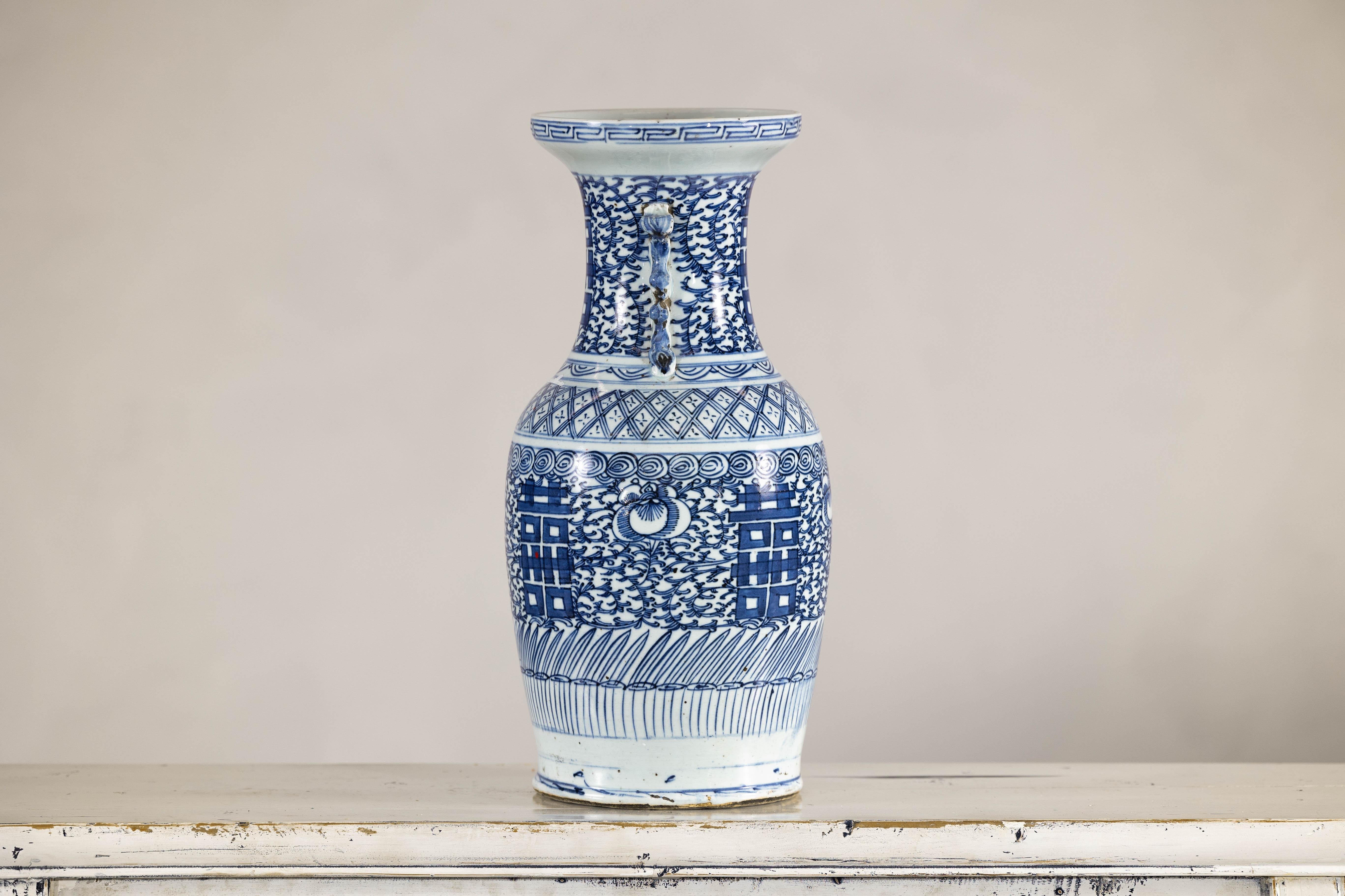 Vaso in porcellana blu e bianca della fine dei Qing con intricati motivi geometrici in vendita 3