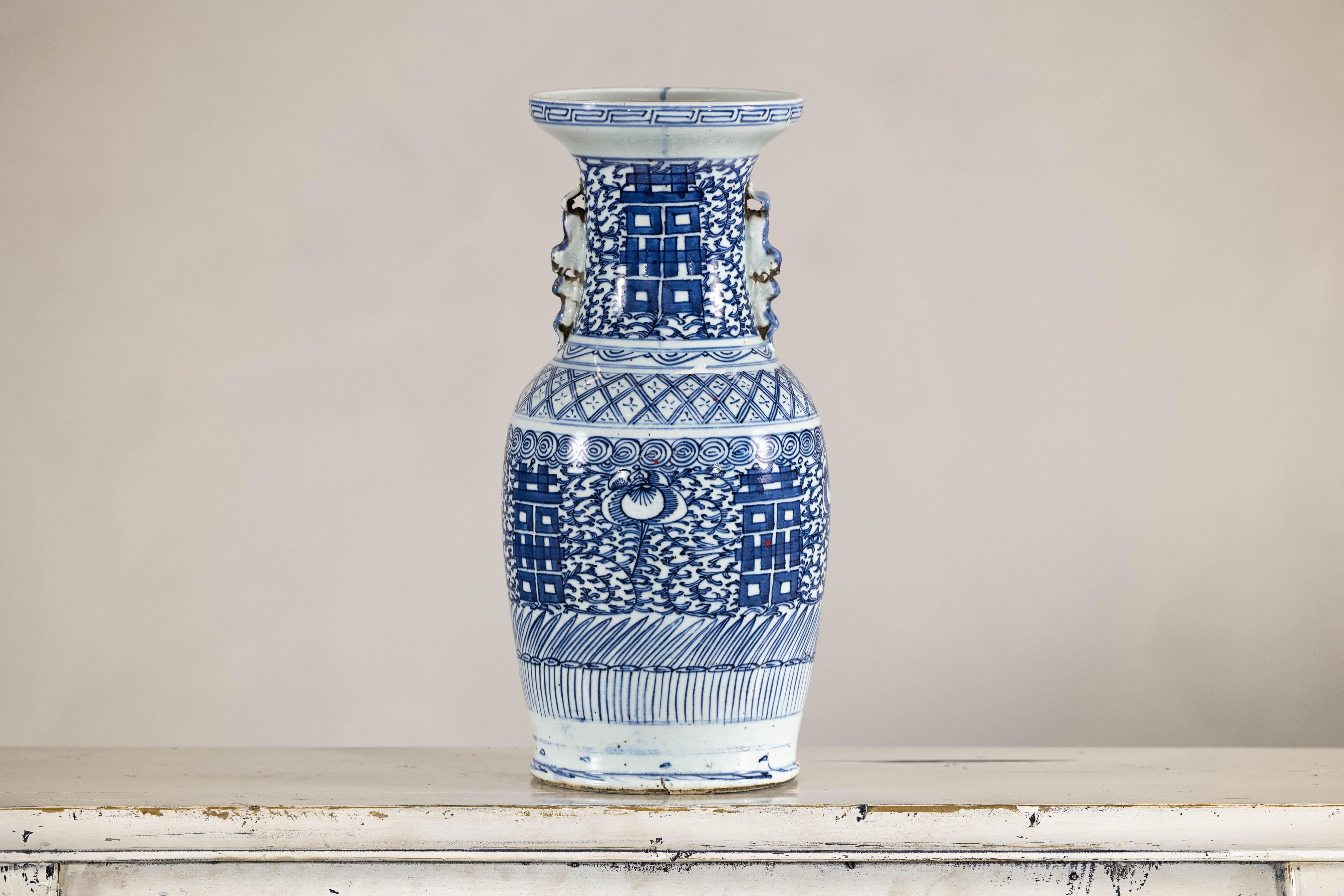 Vaso in porcellana blu e bianca della fine dei Qing con intricati motivi geometrici in vendita 4