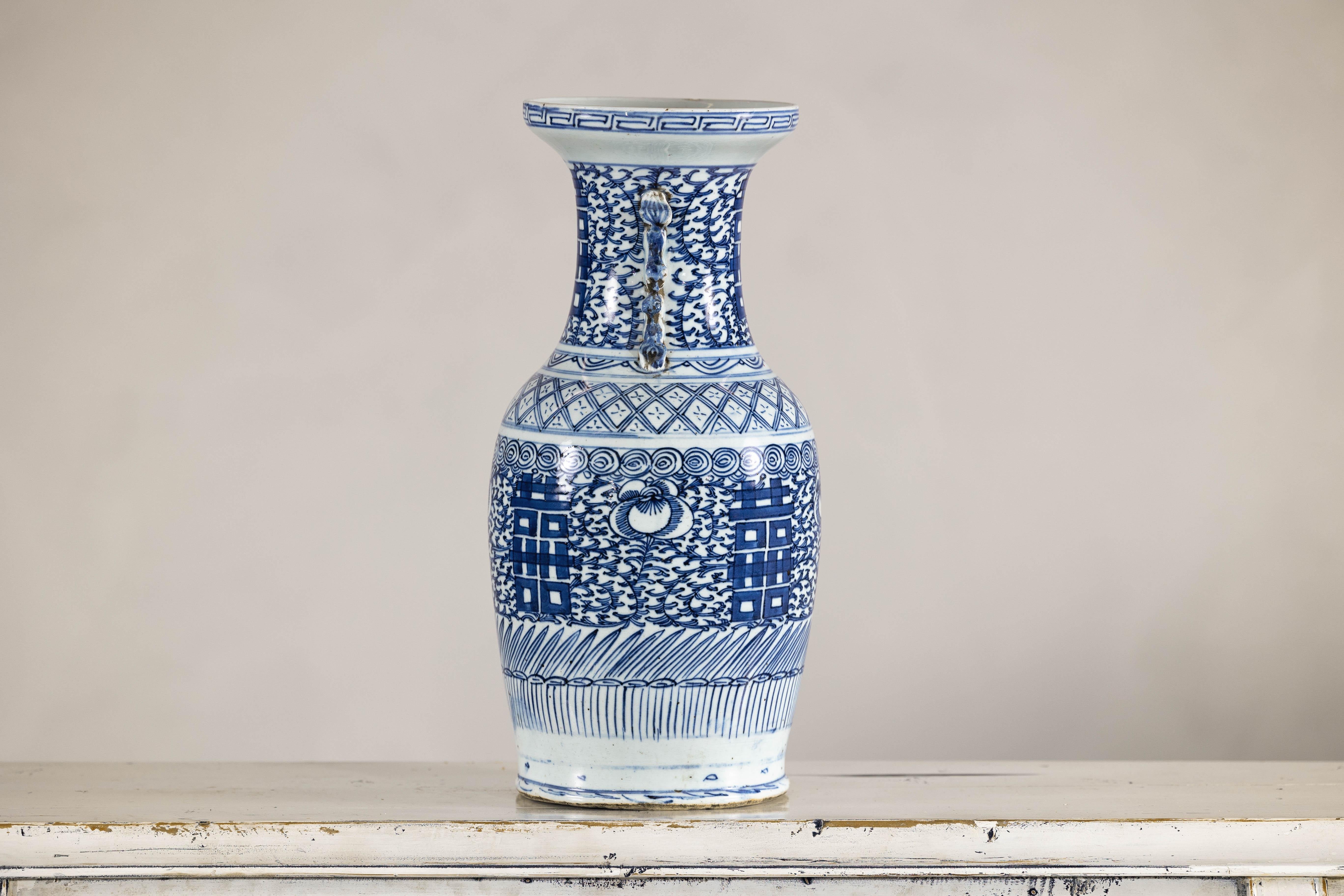 Vaso in porcellana blu e bianca della fine dei Qing con intricati motivi geometrici in vendita 5