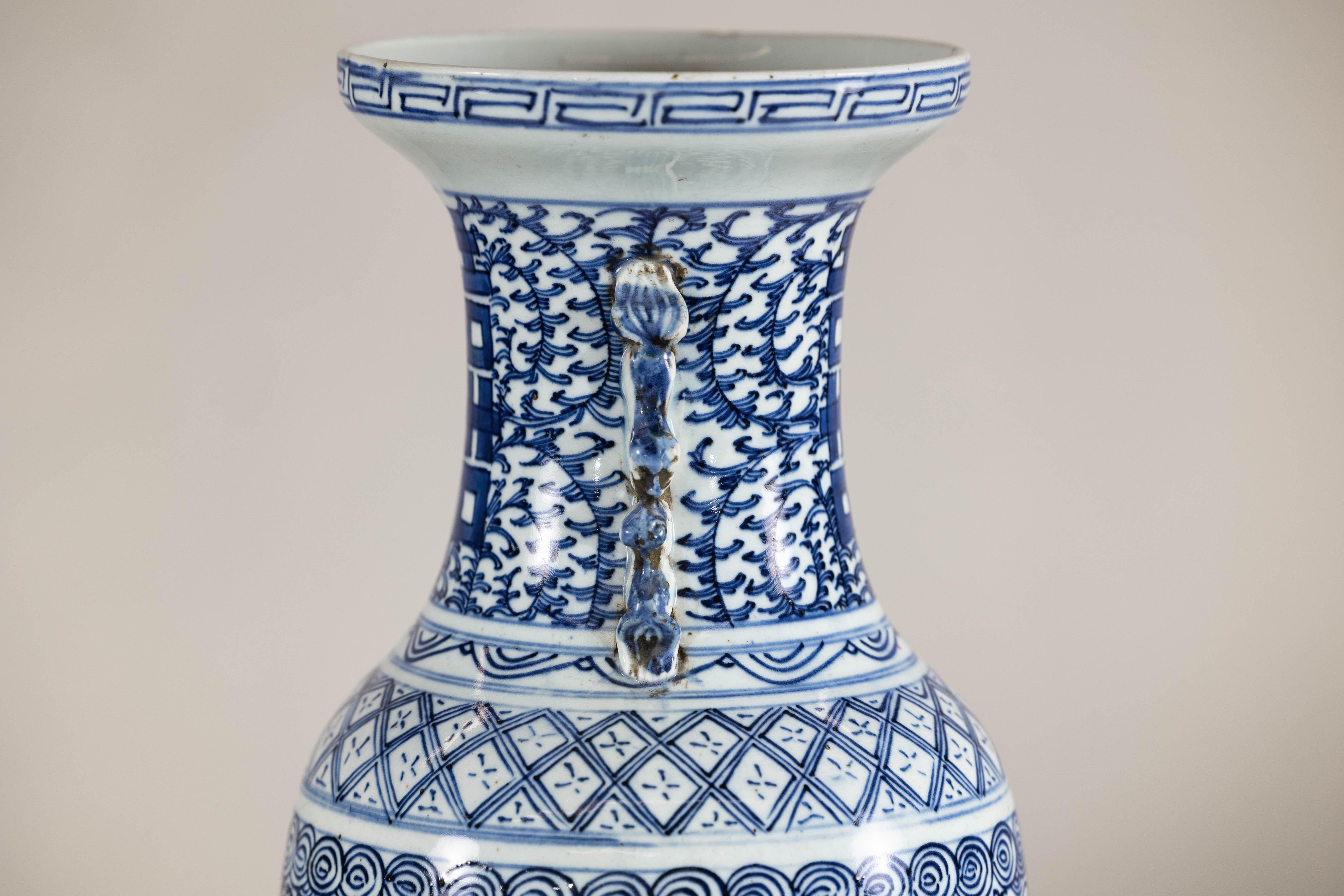 Vaso in porcellana blu e bianca della fine dei Qing con intricati motivi geometrici in vendita 6