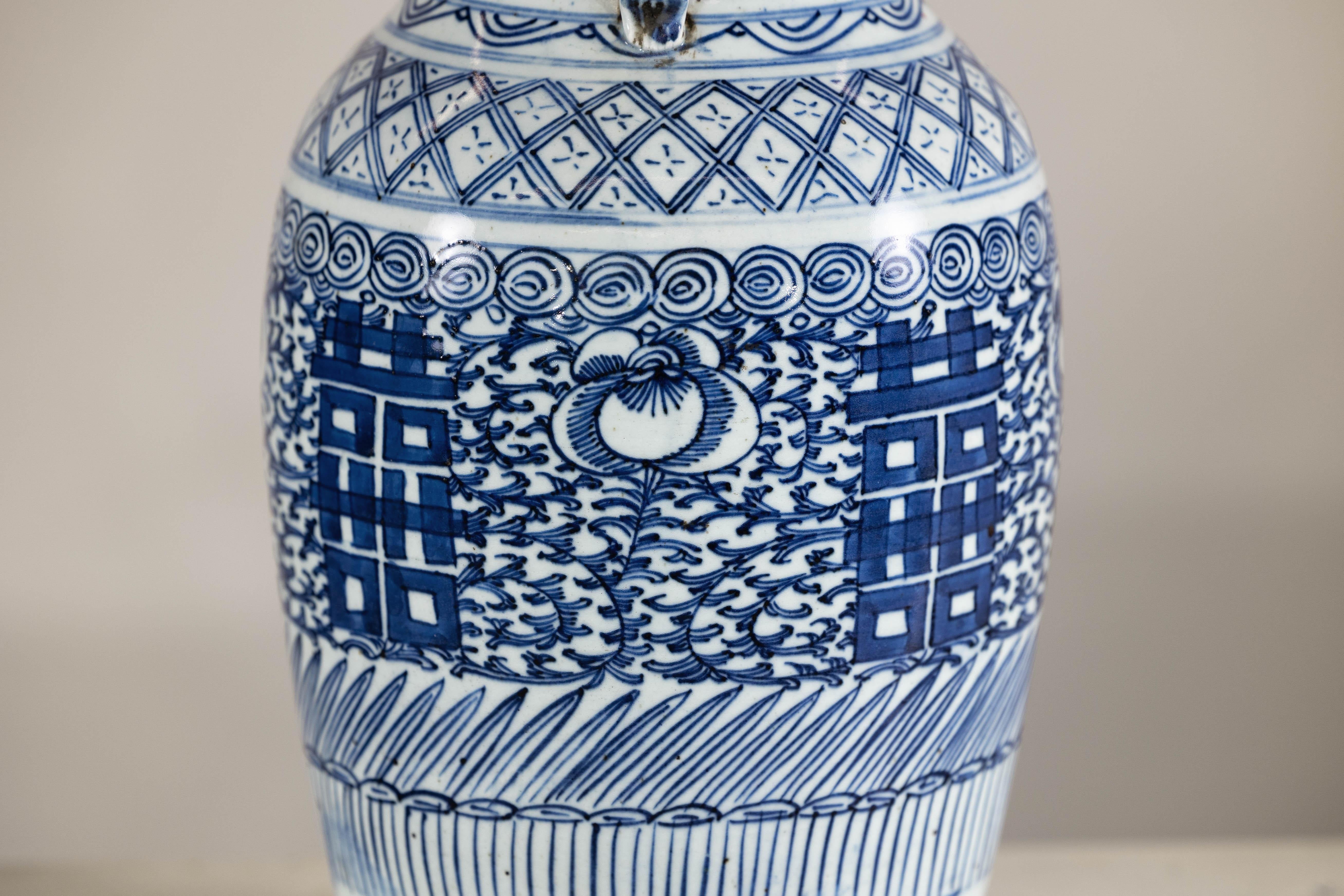 Vaso in porcellana blu e bianca della fine dei Qing con intricati motivi geometrici in vendita 7