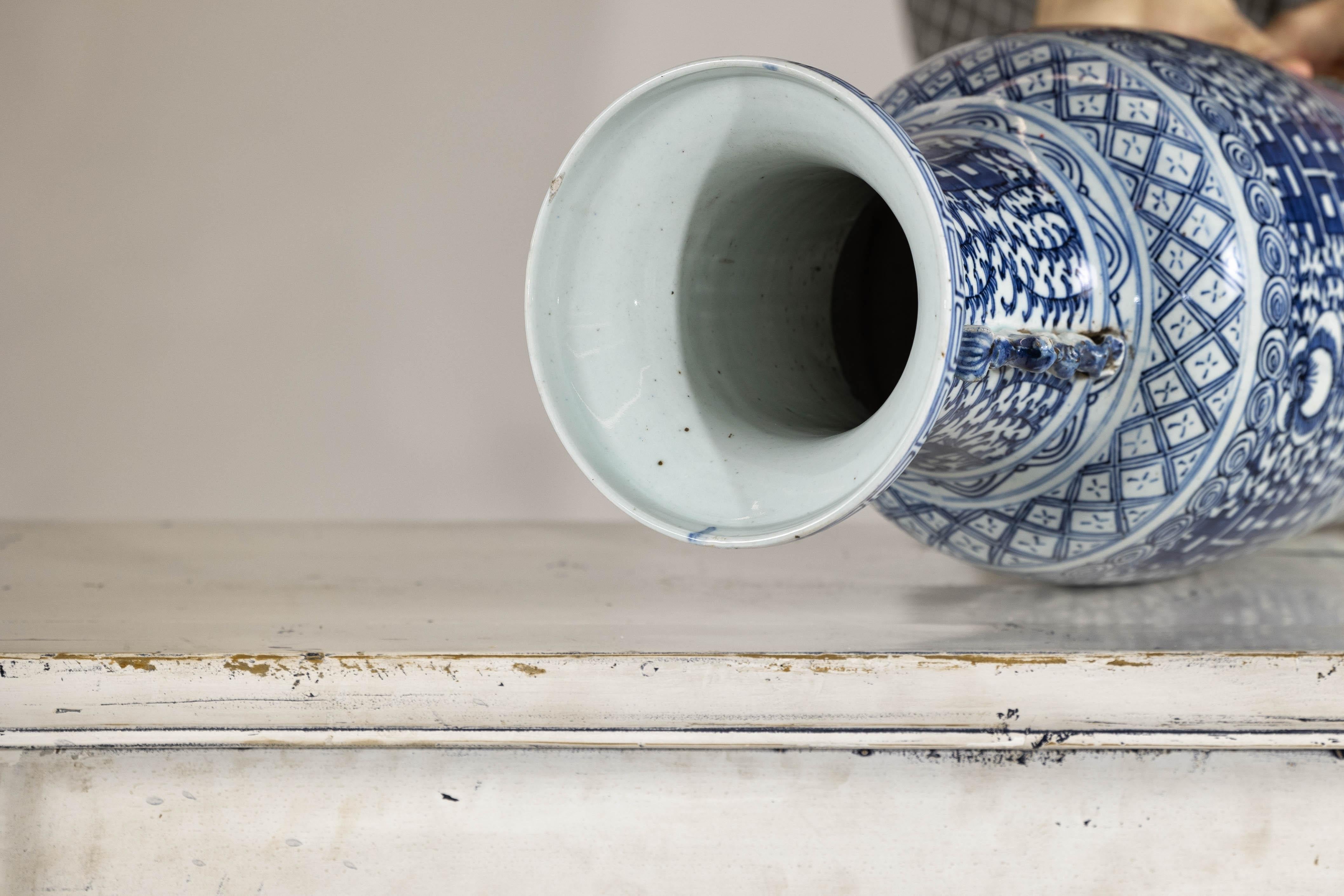 Vaso in porcellana blu e bianca della fine dei Qing con intricati motivi geometrici in vendita 8