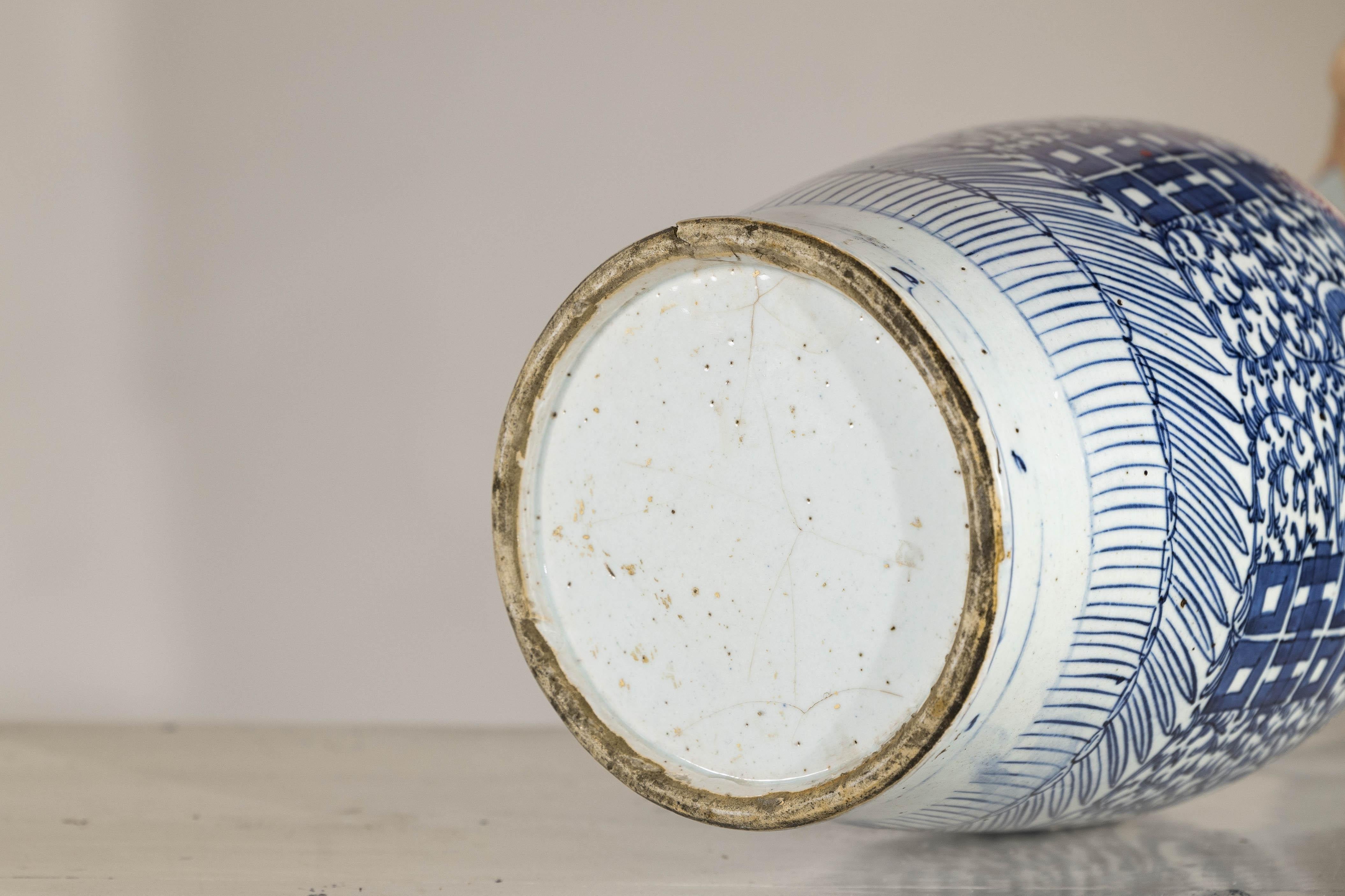 Vaso in porcellana blu e bianca della fine dei Qing con intricati motivi geometrici in vendita 9