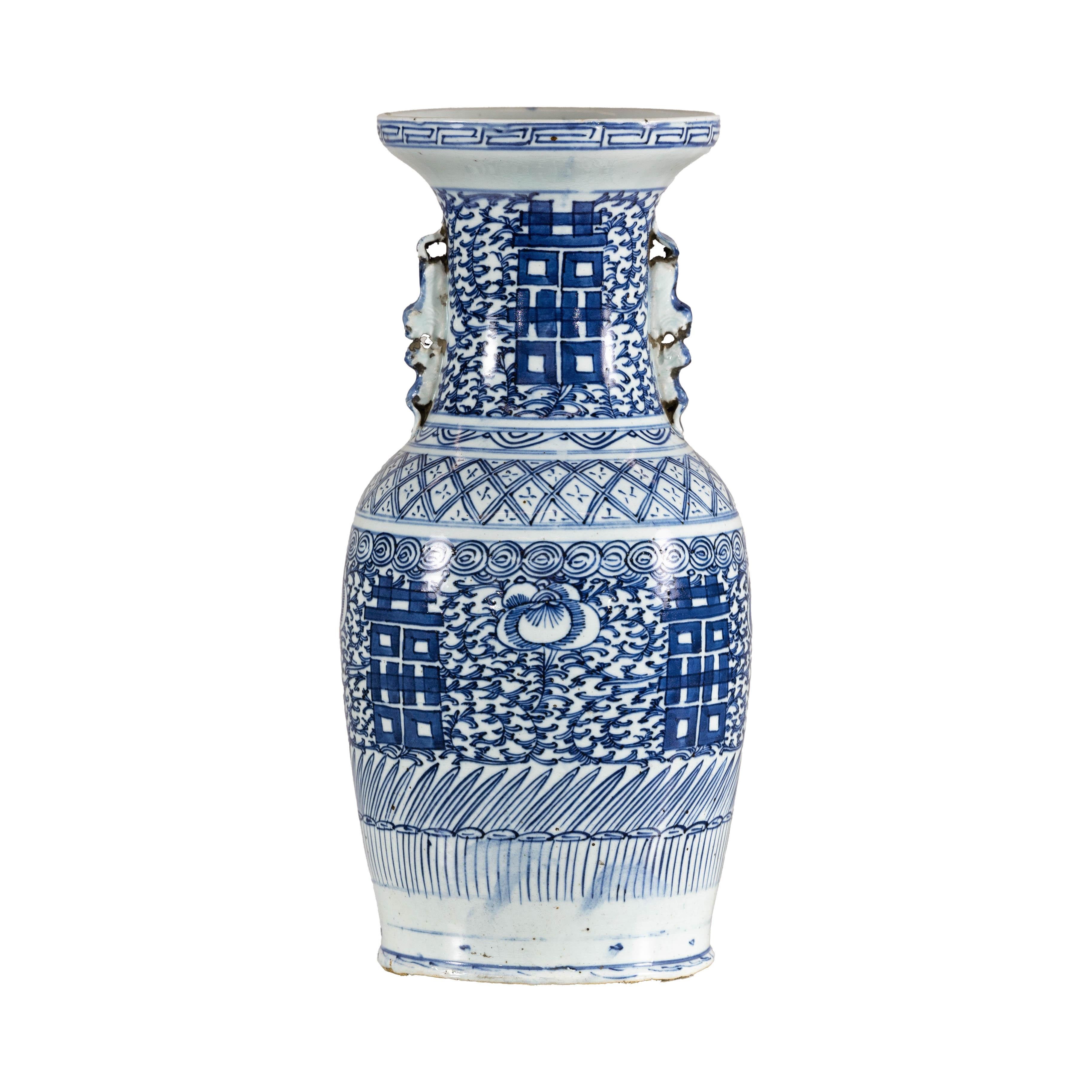 Vaso in porcellana blu e bianca della fine dei Qing con intricati motivi geometrici in vendita 10