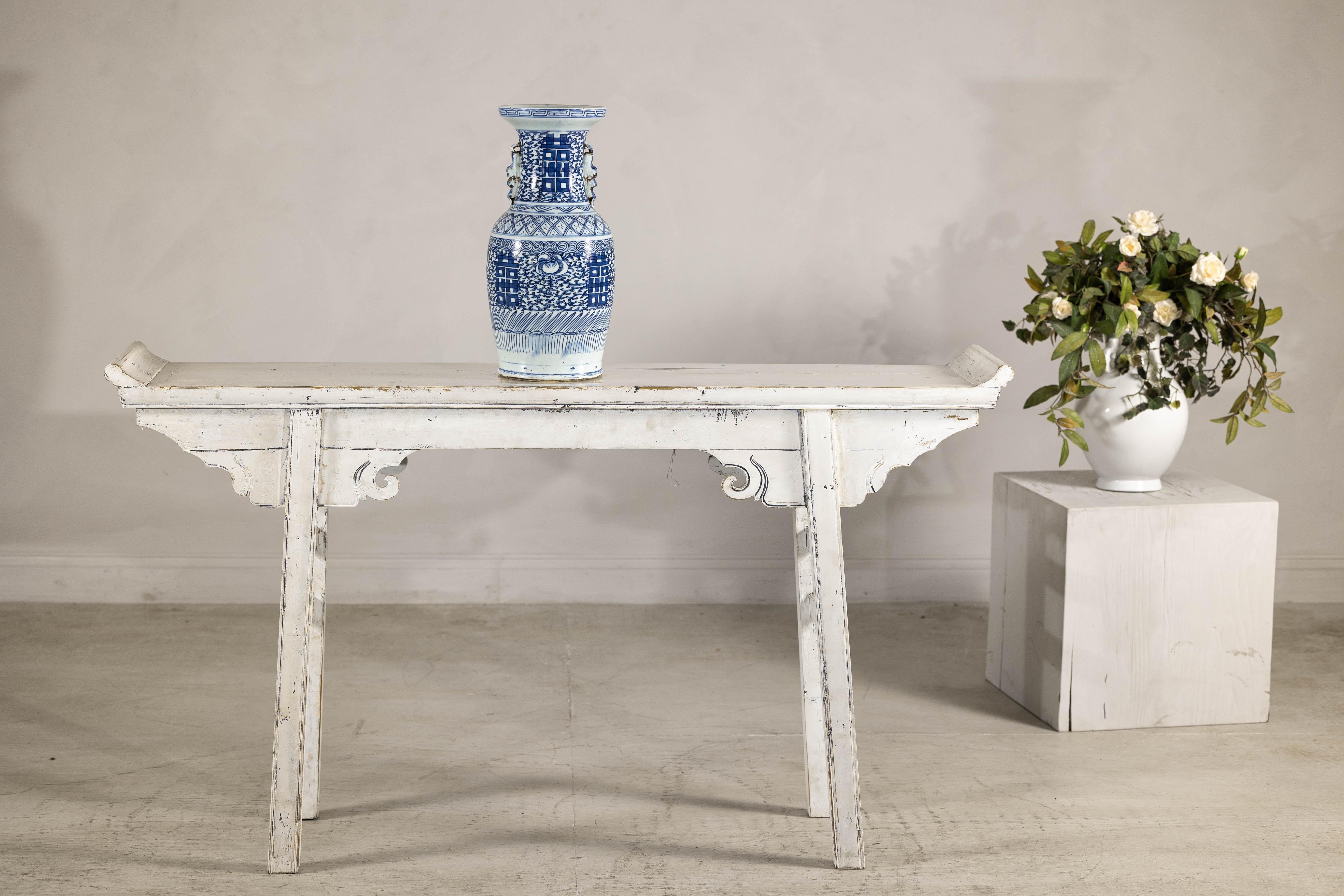Questo squisito vaso in porcellana della tarda dinastia Whiting cattura l'eleganza senza tempo della tradizionale arte cinese in bianco e blu. Ornato da intricati motivi cobalto sottosmalto, il vaso presenta una serie di motivi geometrici, bande a