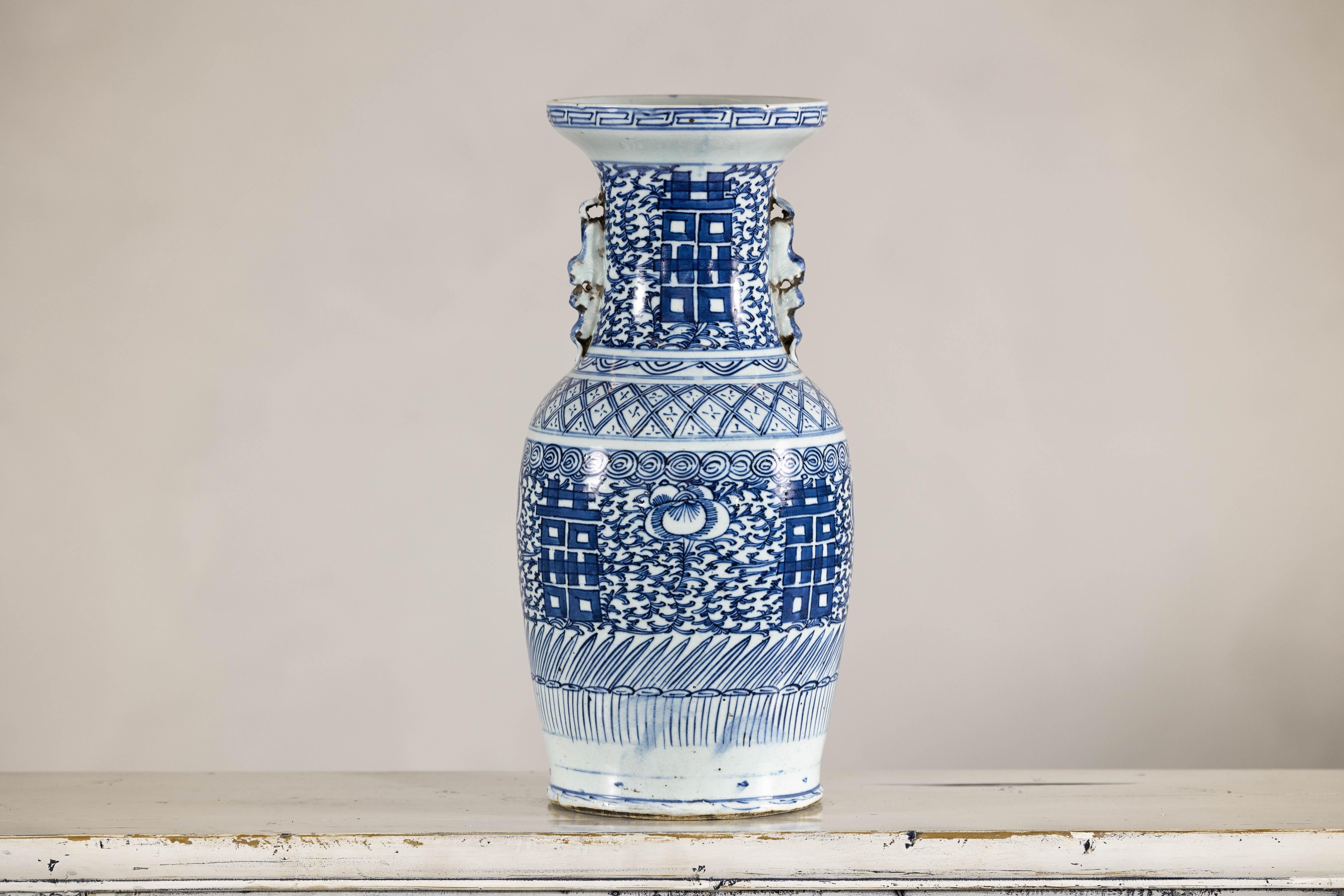 Cinese Vaso in porcellana blu e bianca della fine dei Qing con intricati motivi geometrici in vendita