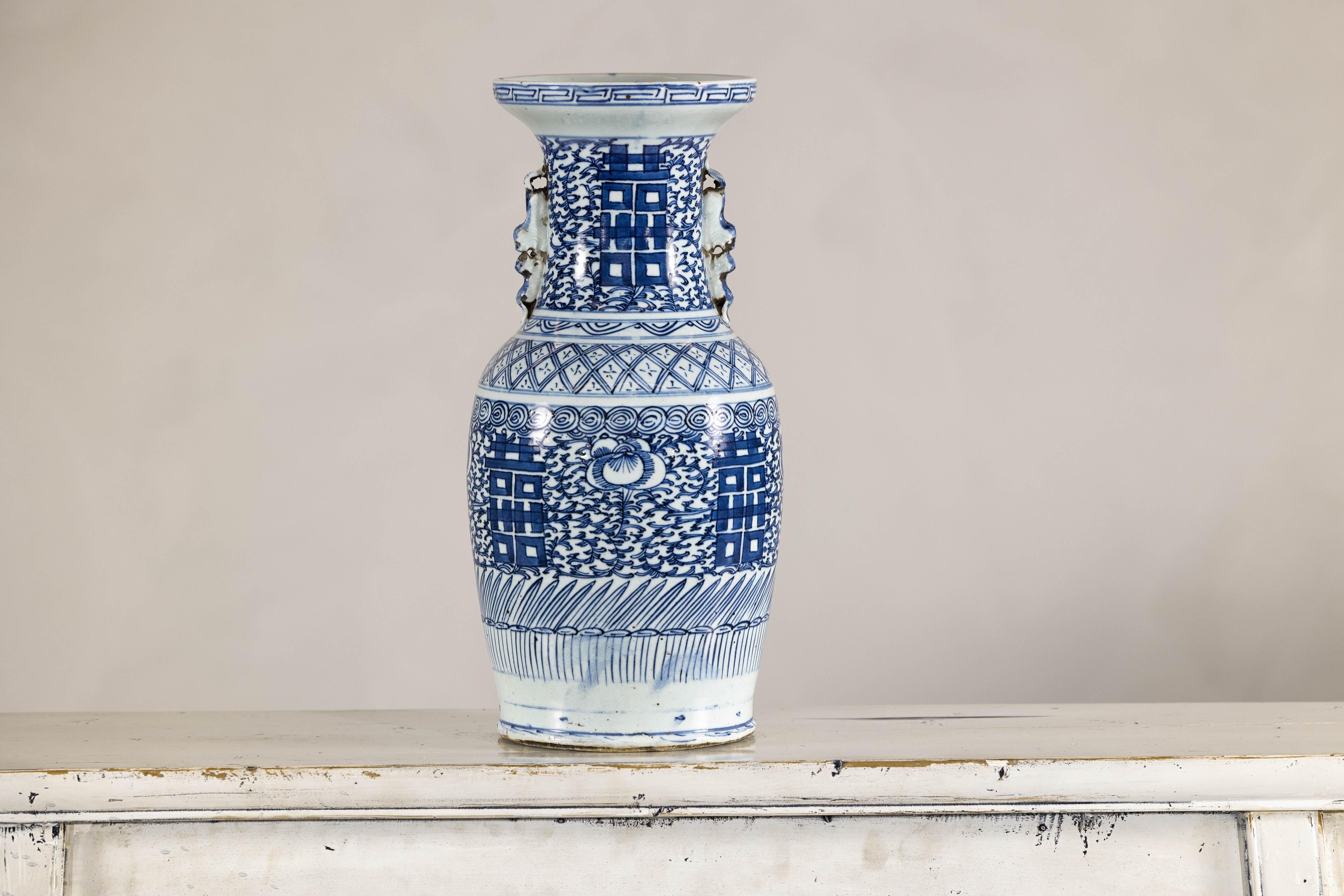 Smaltato Vaso in porcellana blu e bianca della fine dei Qing con intricati motivi geometrici in vendita