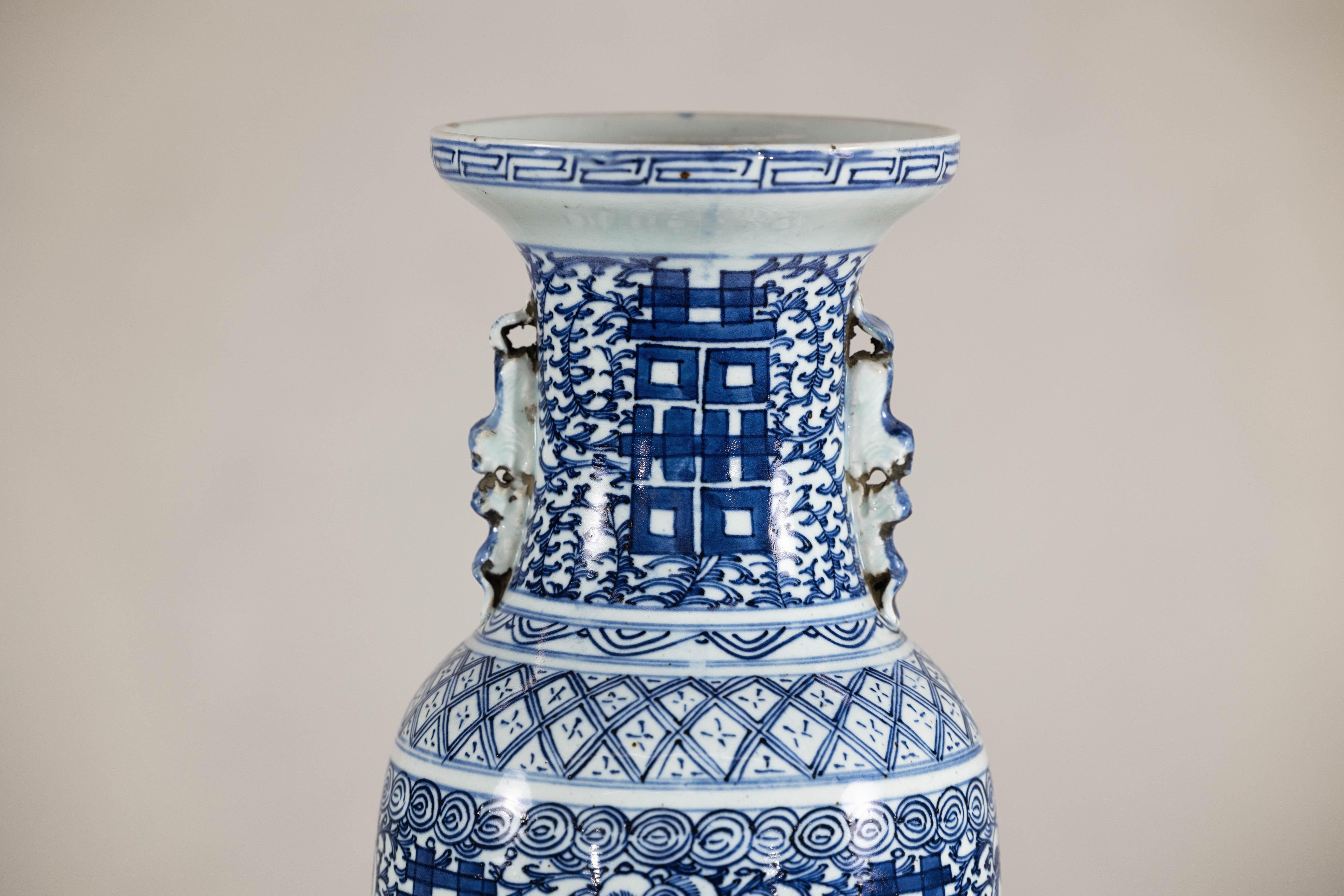 Vaso in porcellana blu e bianca della fine dei Qing con intricati motivi geometrici In condizioni buone in vendita a Yonkers, NY