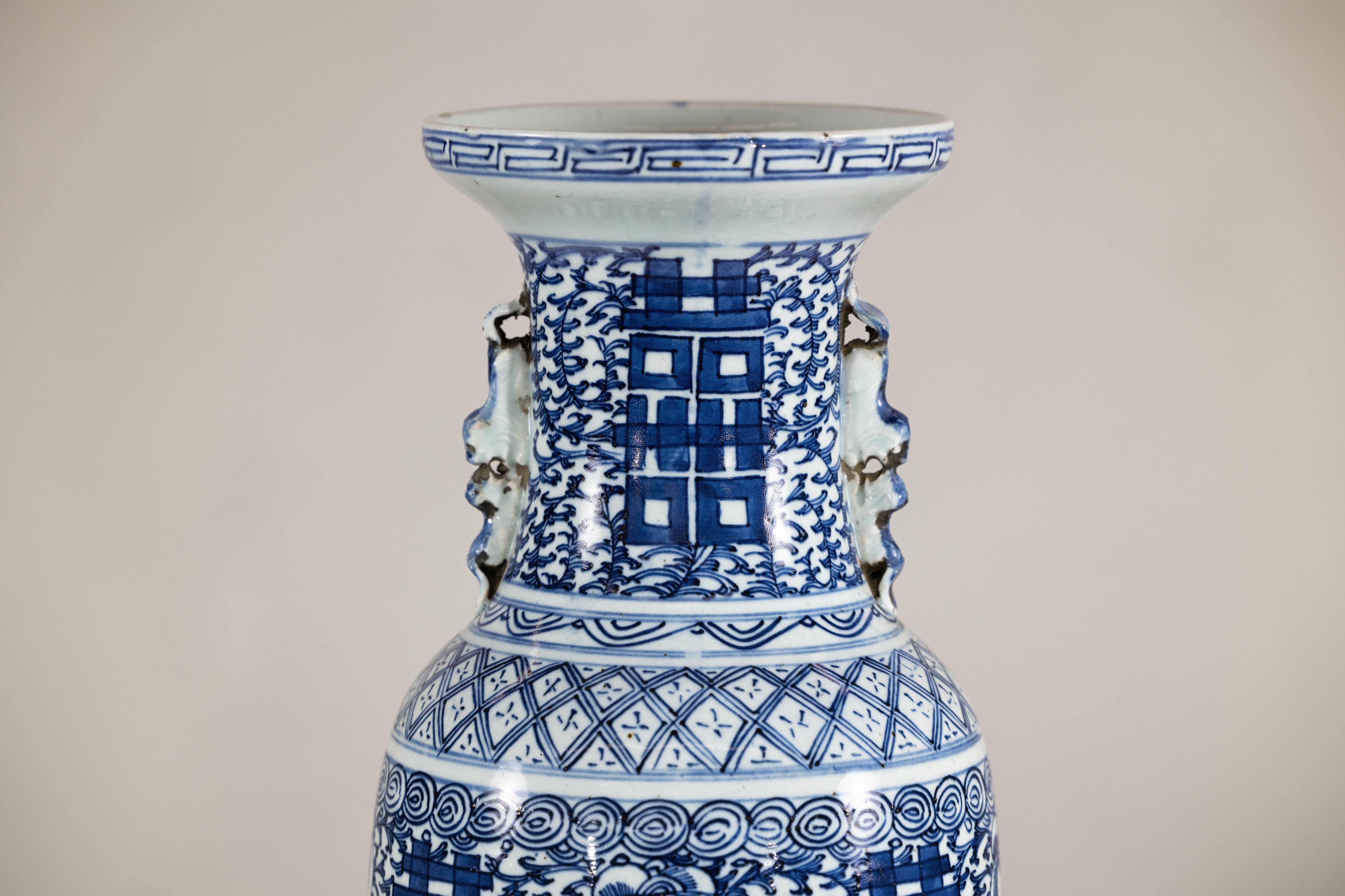 XX secolo Vaso in porcellana blu e bianca della fine dei Qing con intricati motivi geometrici in vendita