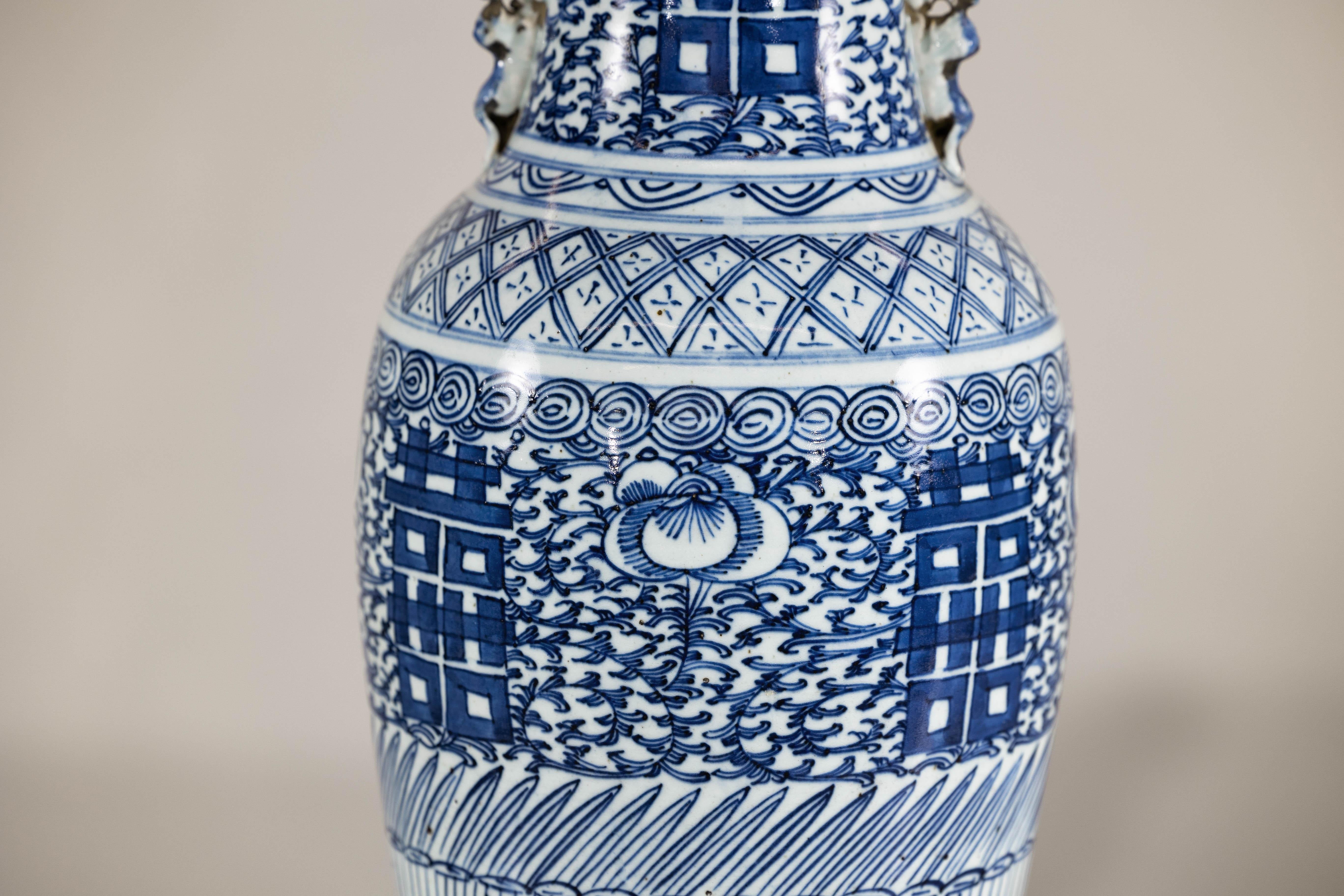 Porcellana Vaso in porcellana blu e bianca della fine dei Qing con intricati motivi geometrici in vendita