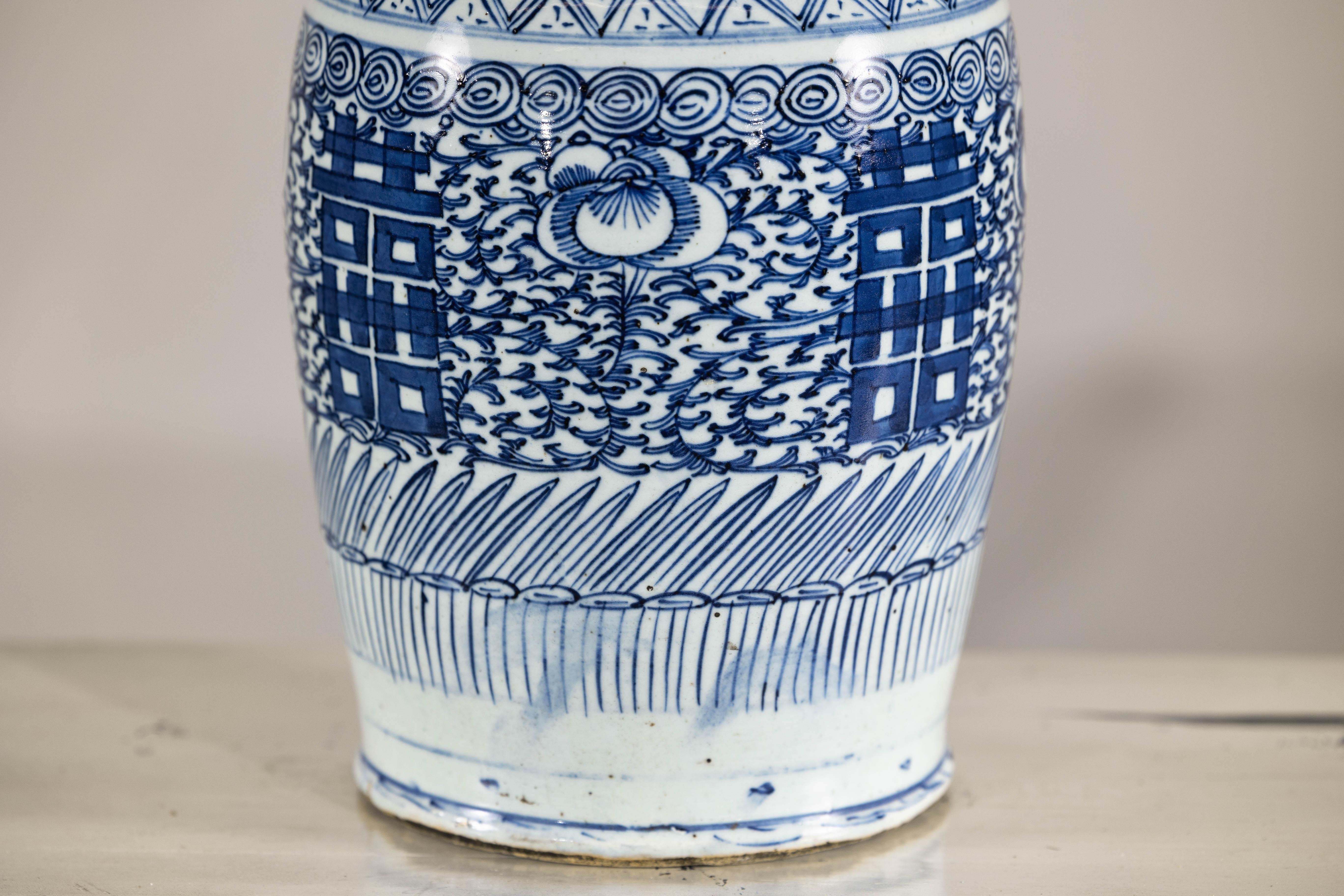 Vaso in porcellana blu e bianca della fine dei Qing con intricati motivi geometrici in vendita 1