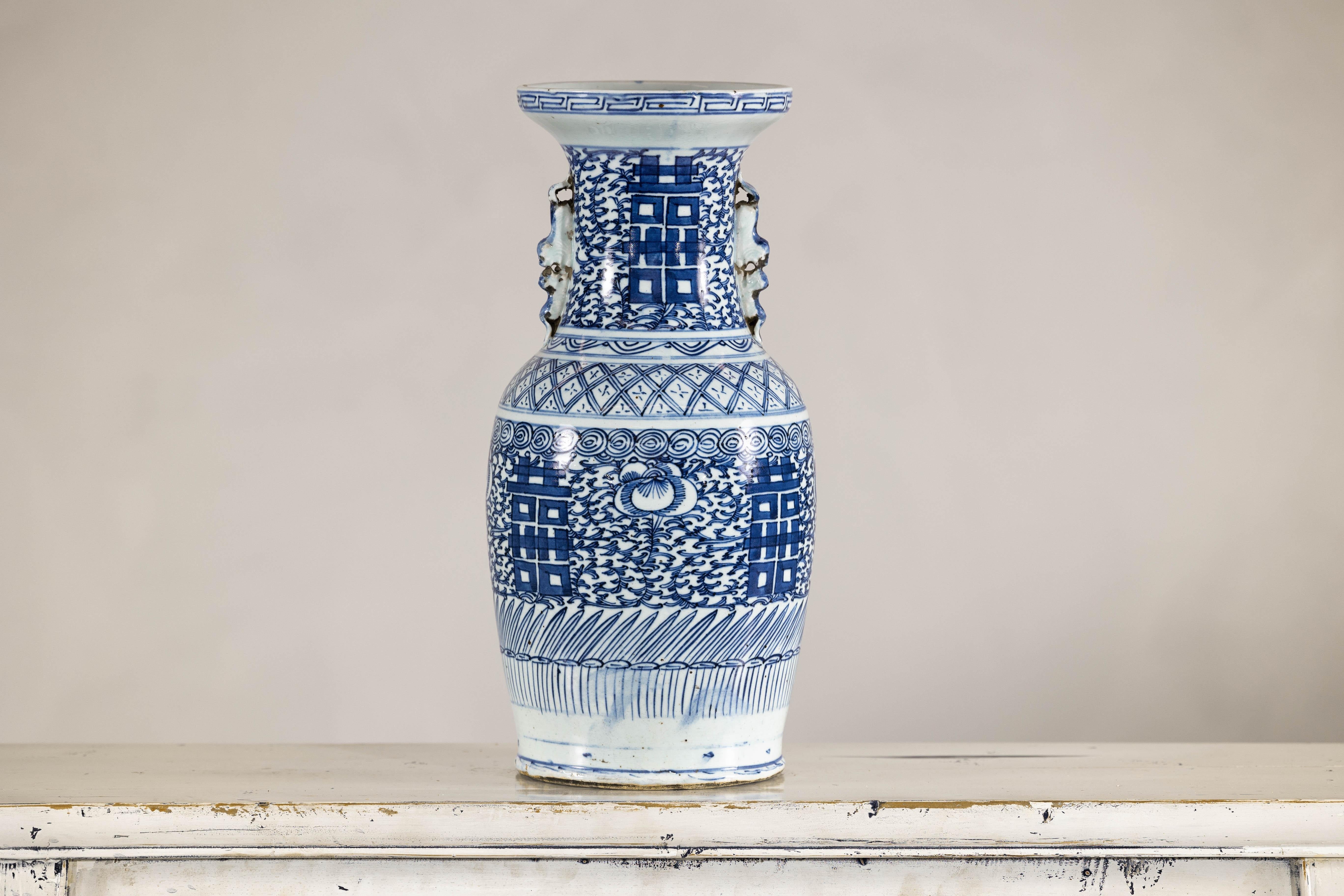 Vaso in porcellana blu e bianca della fine dei Qing con intricati motivi geometrici in vendita 2