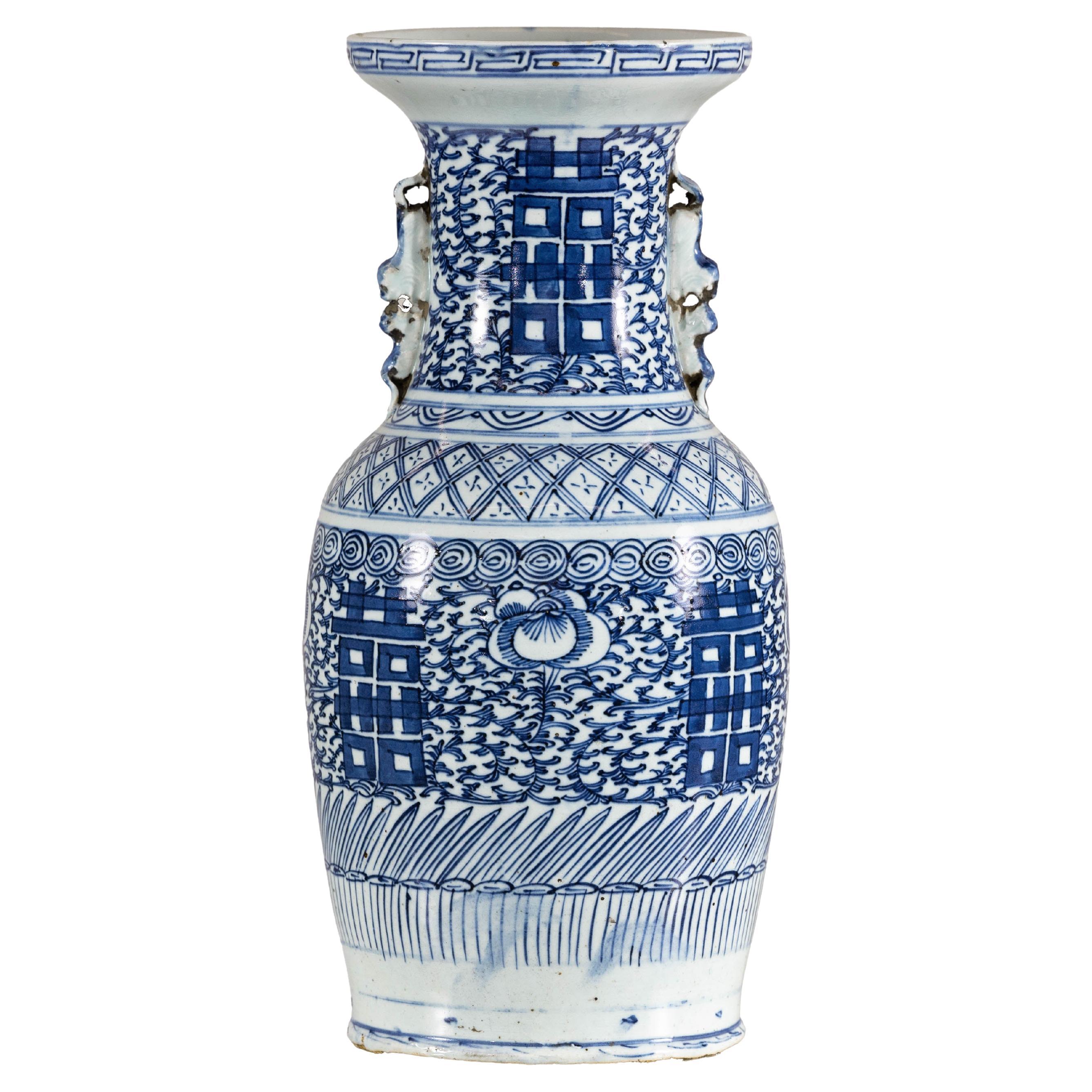 Vaso in porcellana blu e bianca della fine dei Qing con intricati motivi geometrici in vendita
