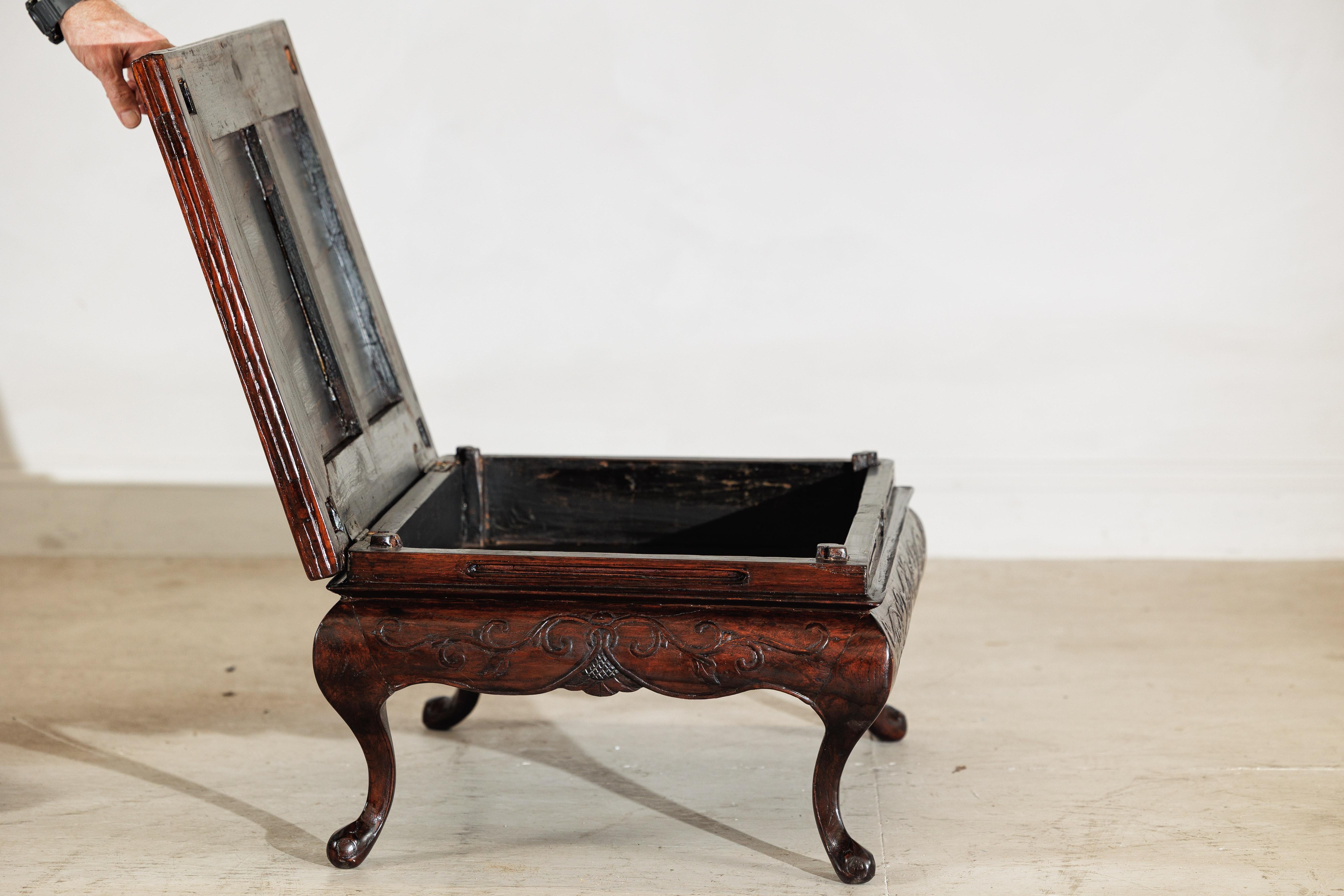 Tavolino basso cinese tardo Qing con gambe a cabriole, grembiule intagliato e piano d'appoggio in vendita 4