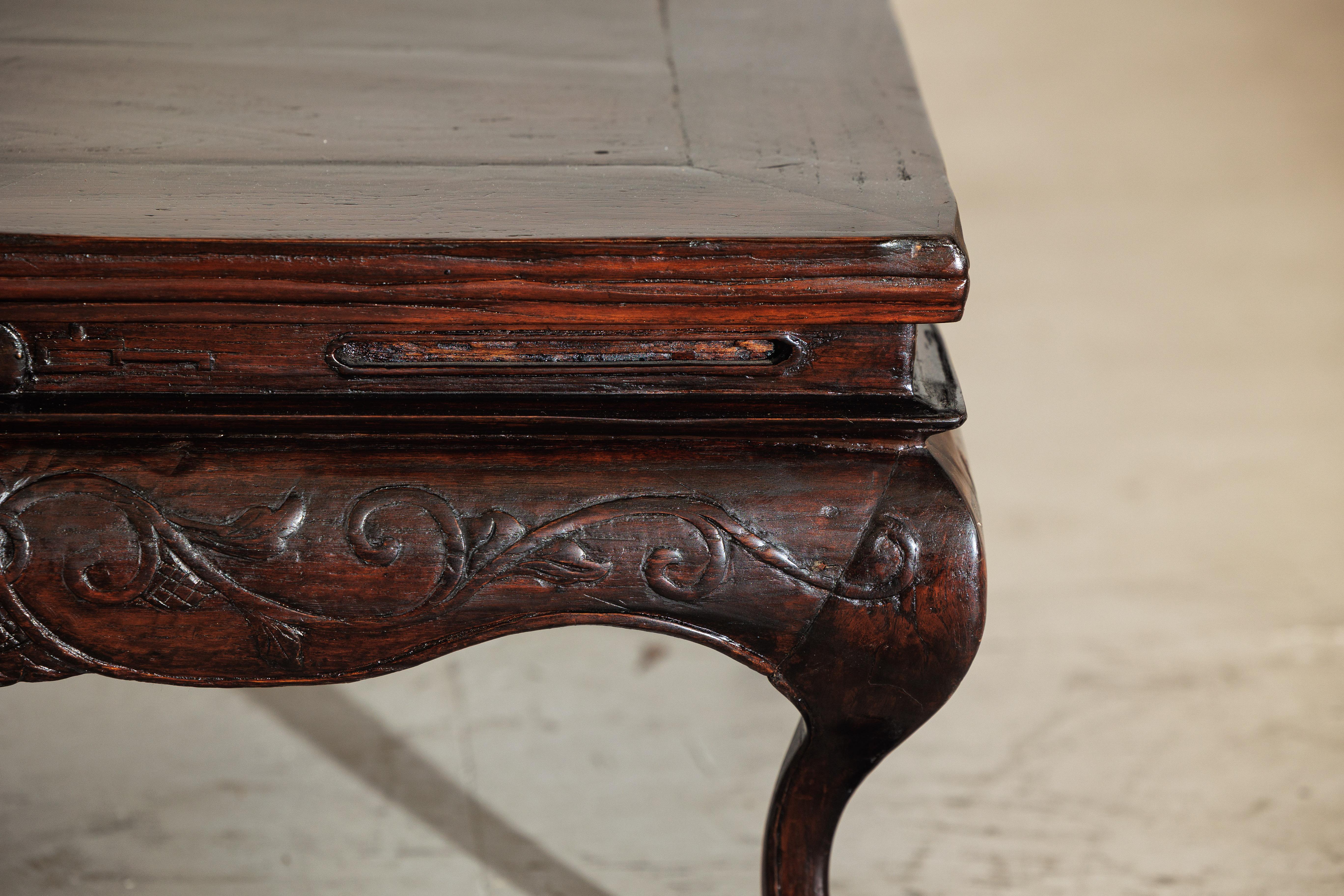 XX secolo Tavolino basso cinese tardo Qing con gambe a cabriole, grembiule intagliato e piano d'appoggio in vendita
