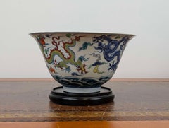 Chinesische Wucai-Porzellanschale der späten Qing-Zeit mit fünf Drachen, Guangxu-Periode