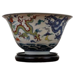 Chinesische Wucai-Porzellanschale der späten Qing-Zeit mit fünf Drachen, Guangxu-Periode