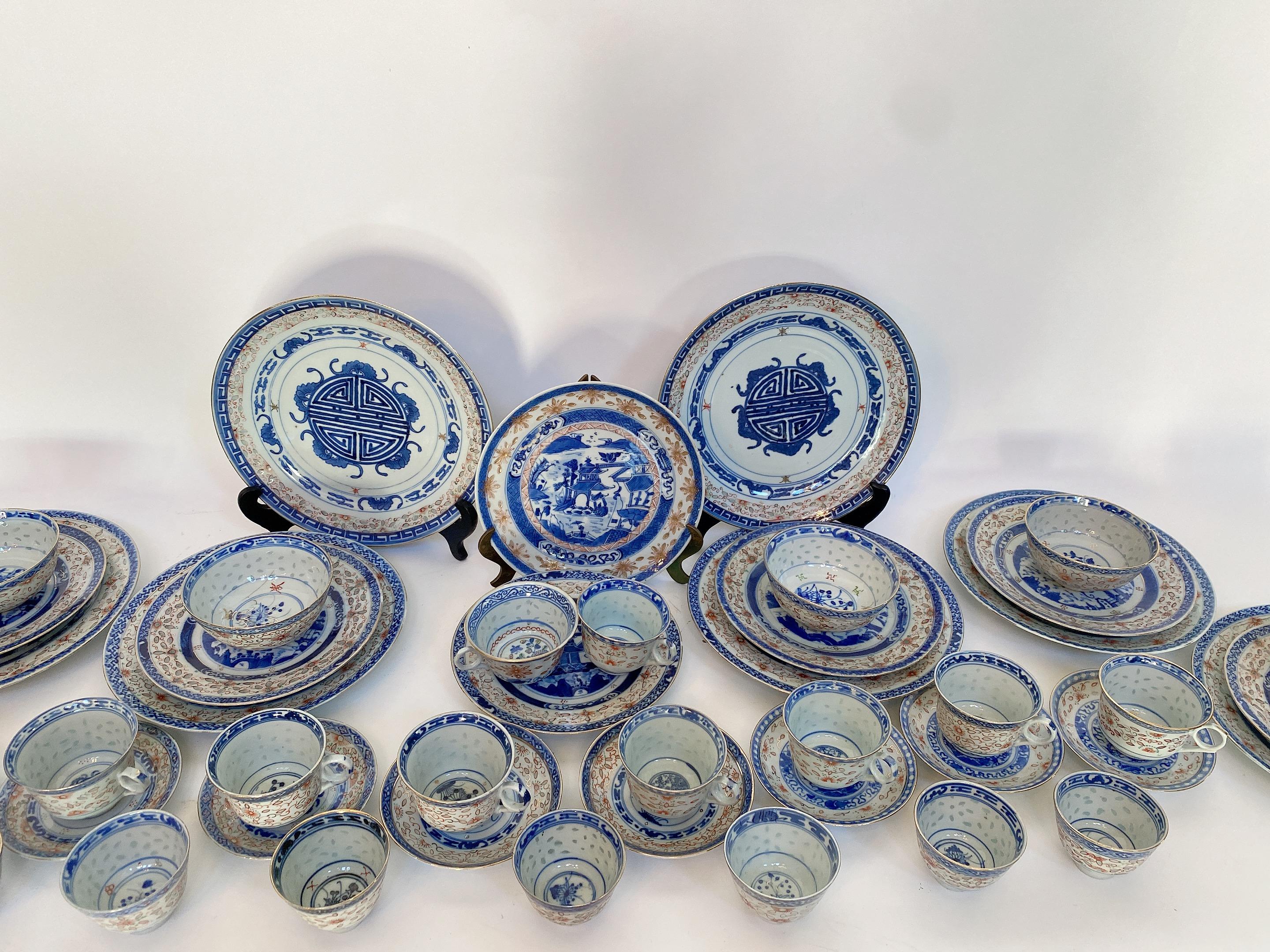 Carved Late Qing Dynasty 50 Pieces Chinese Rice-Pattern Decorated Porcelain Sets For Sale