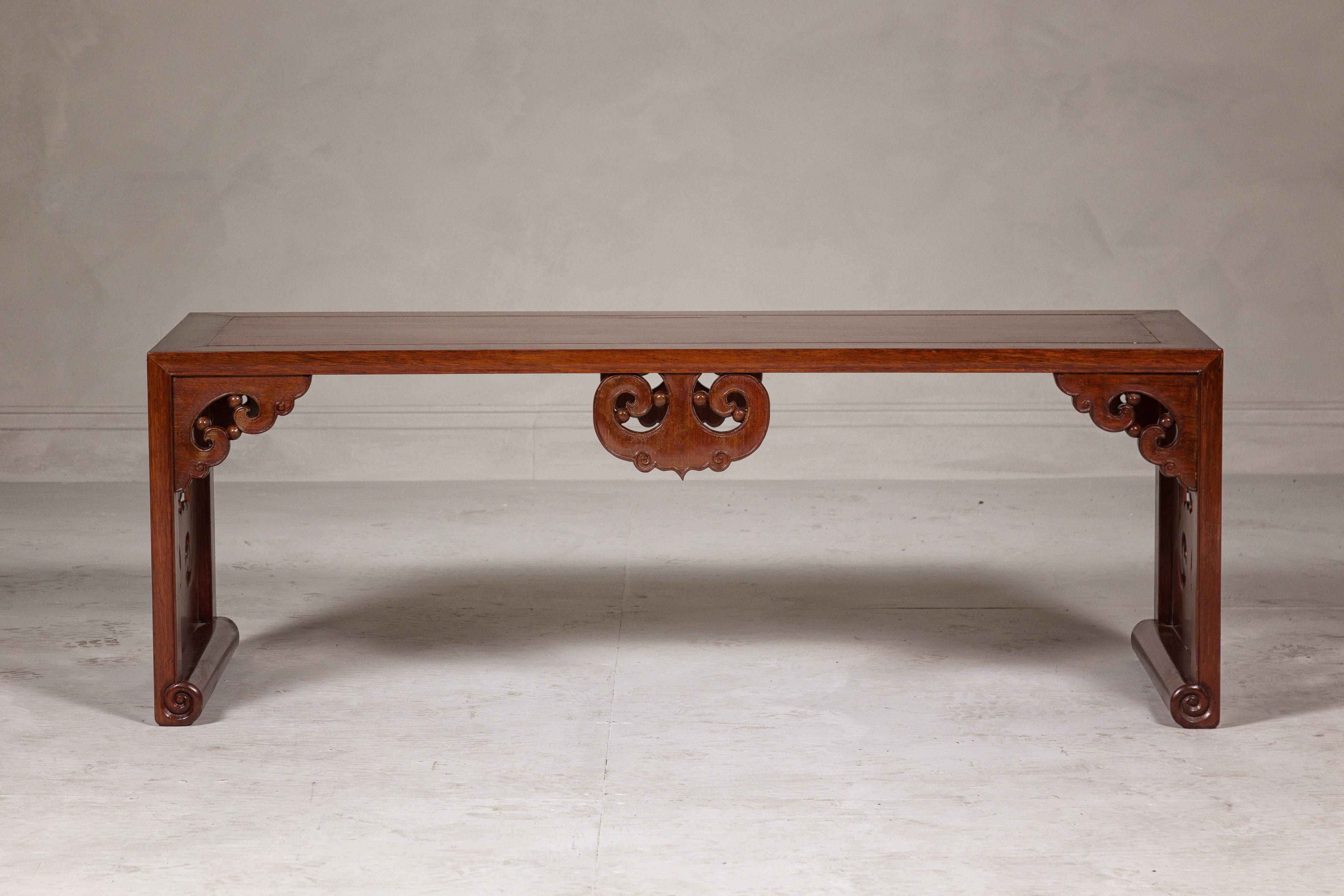 20th Century Late Qing Dynasty Brown Lacquered Coffee Table with Openwork Cloud Motifs For Sale