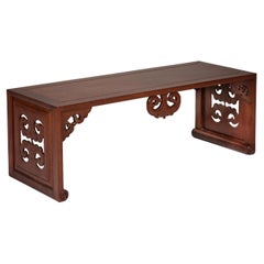 Mesa de centro lacada en marrón de finales de la dinastía Qing con motivos de nubes caladas