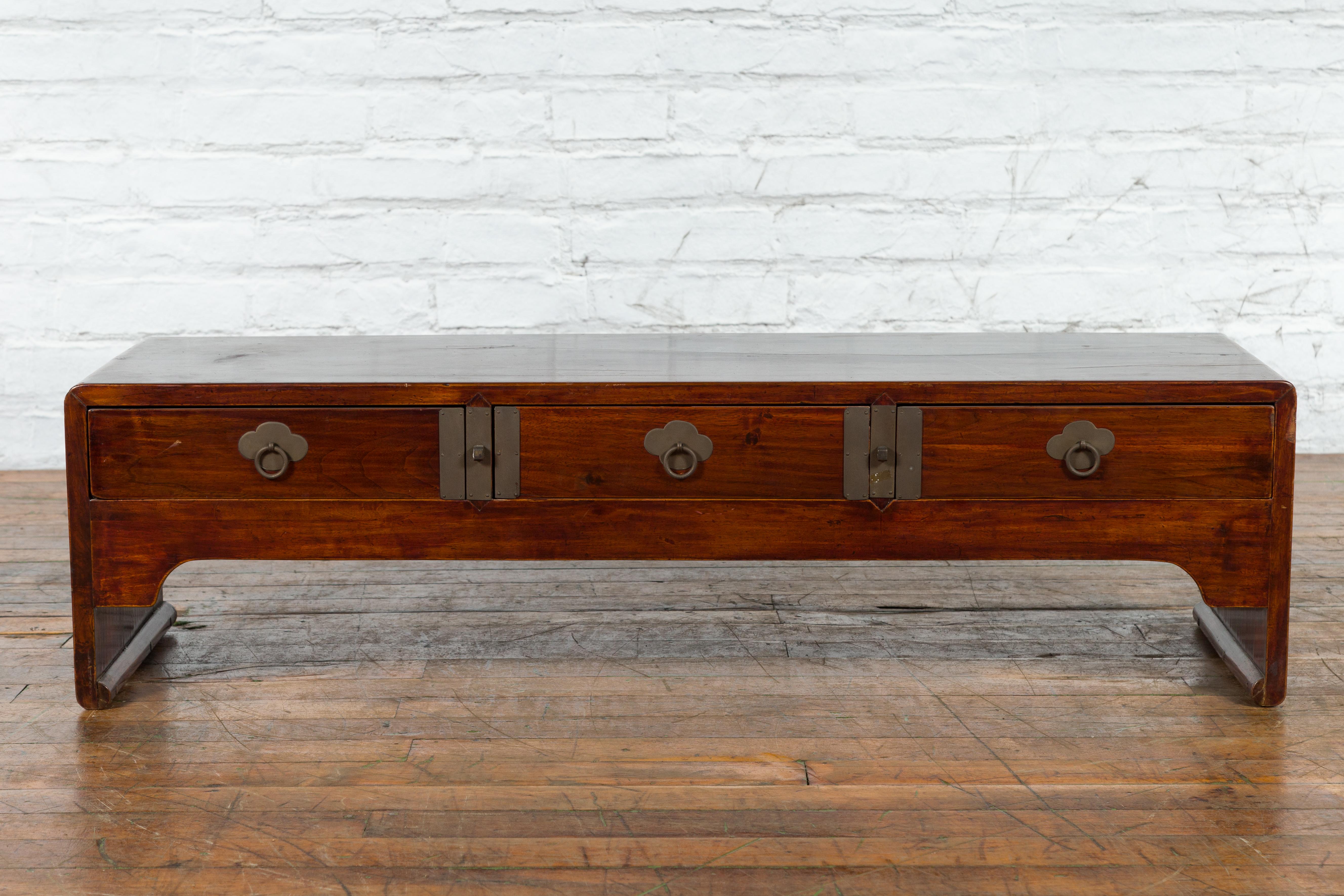 Late Qing Dynasty Chinese Low Kang Waterfall Table with Drawers and Brass Plates For Sale 2