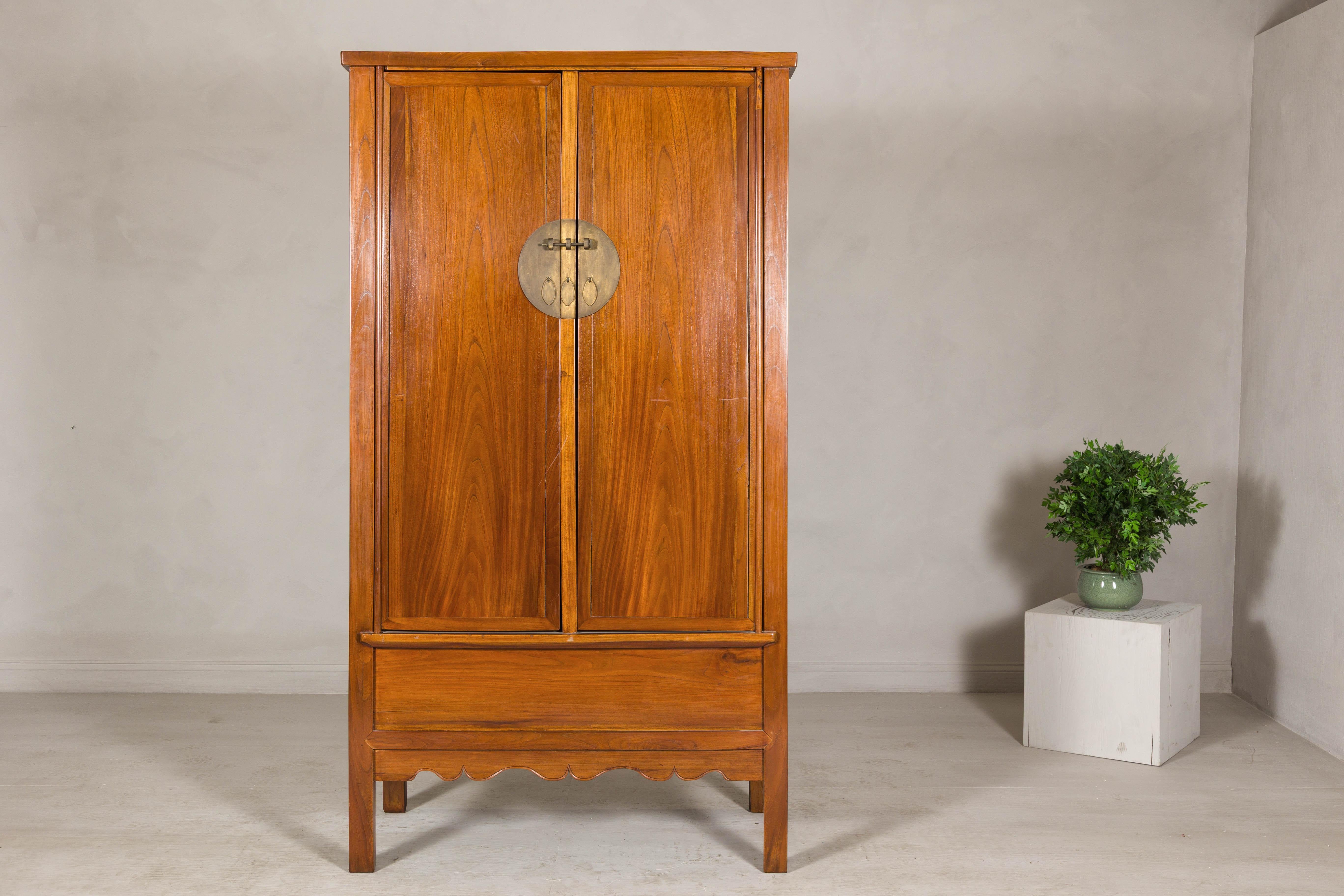 Armoire in olmo della tarda dinastia Qing della fine del XIX, inizio XX secolo, con ferramenta tradizionale in ottone. Questo grande armadio cinese unisce l'eleganza senza tempo alla praticità dello stoccaggio, rendendolo un'aggiunta sorprendente e