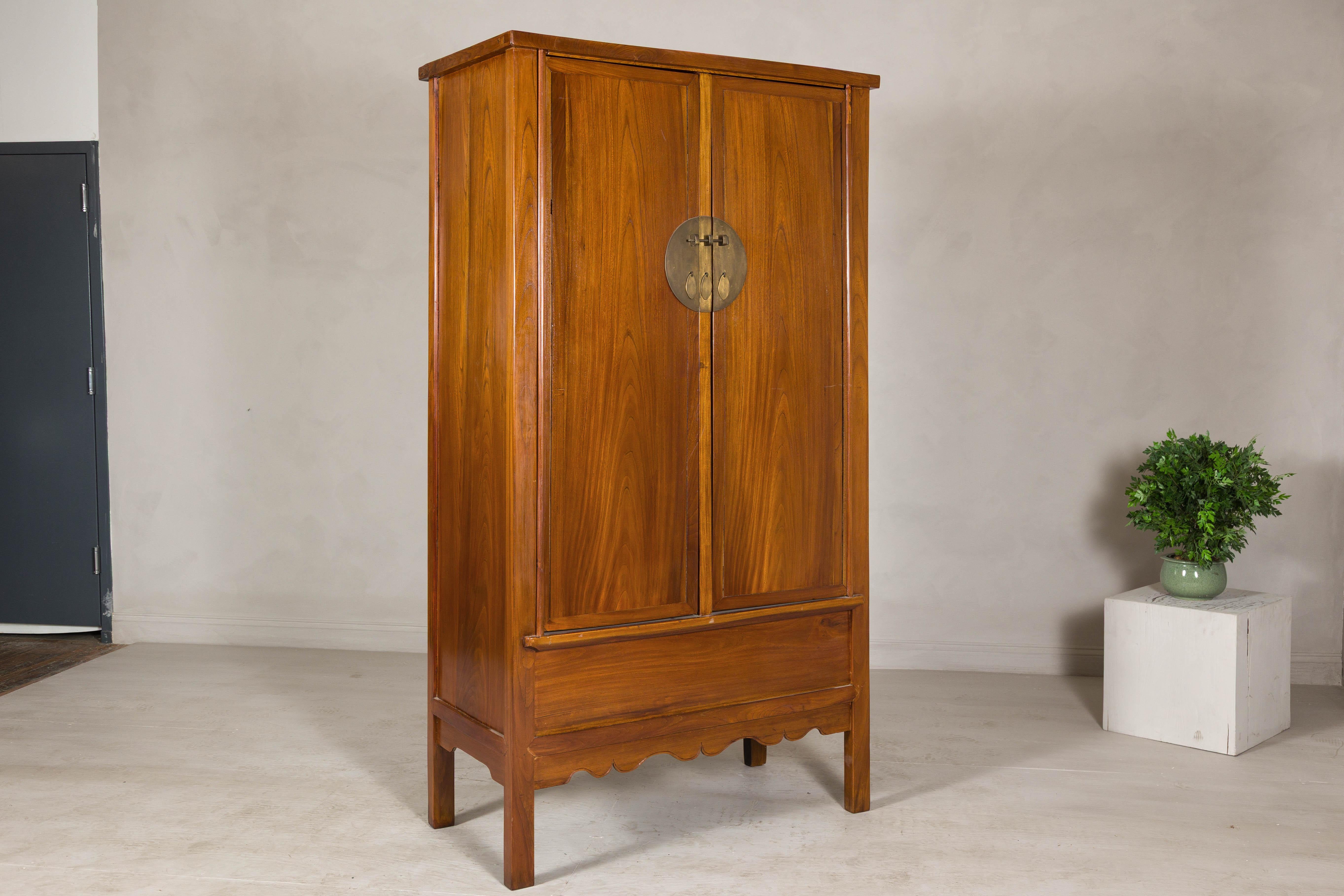 Cinese Armoire in olmo della tarda dinastia Qing con cassetti e scomparto inferiore nascosto in vendita