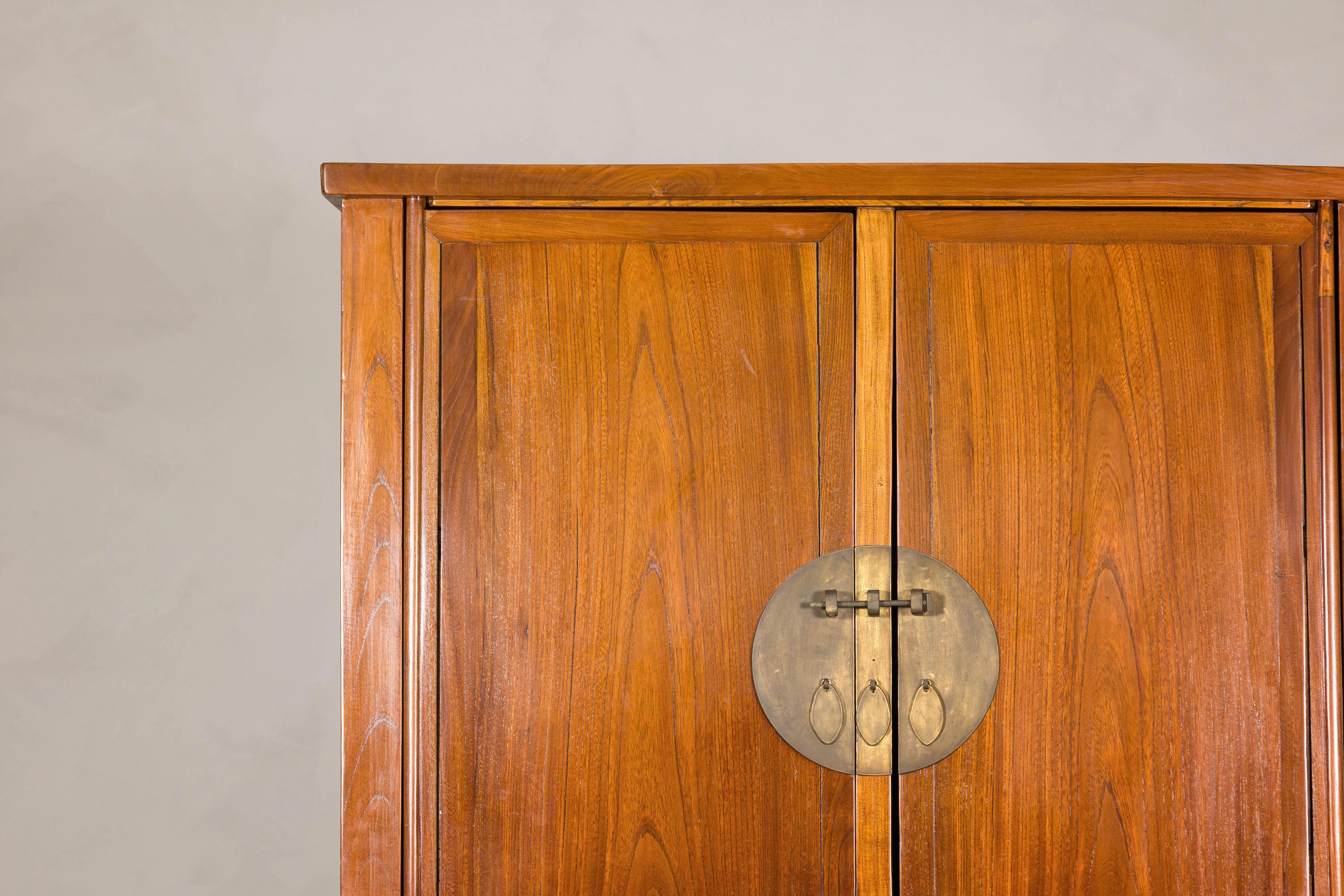 Verniciato Armoire in olmo della tarda dinastia Qing con cassetti e scomparto inferiore nascosto in vendita