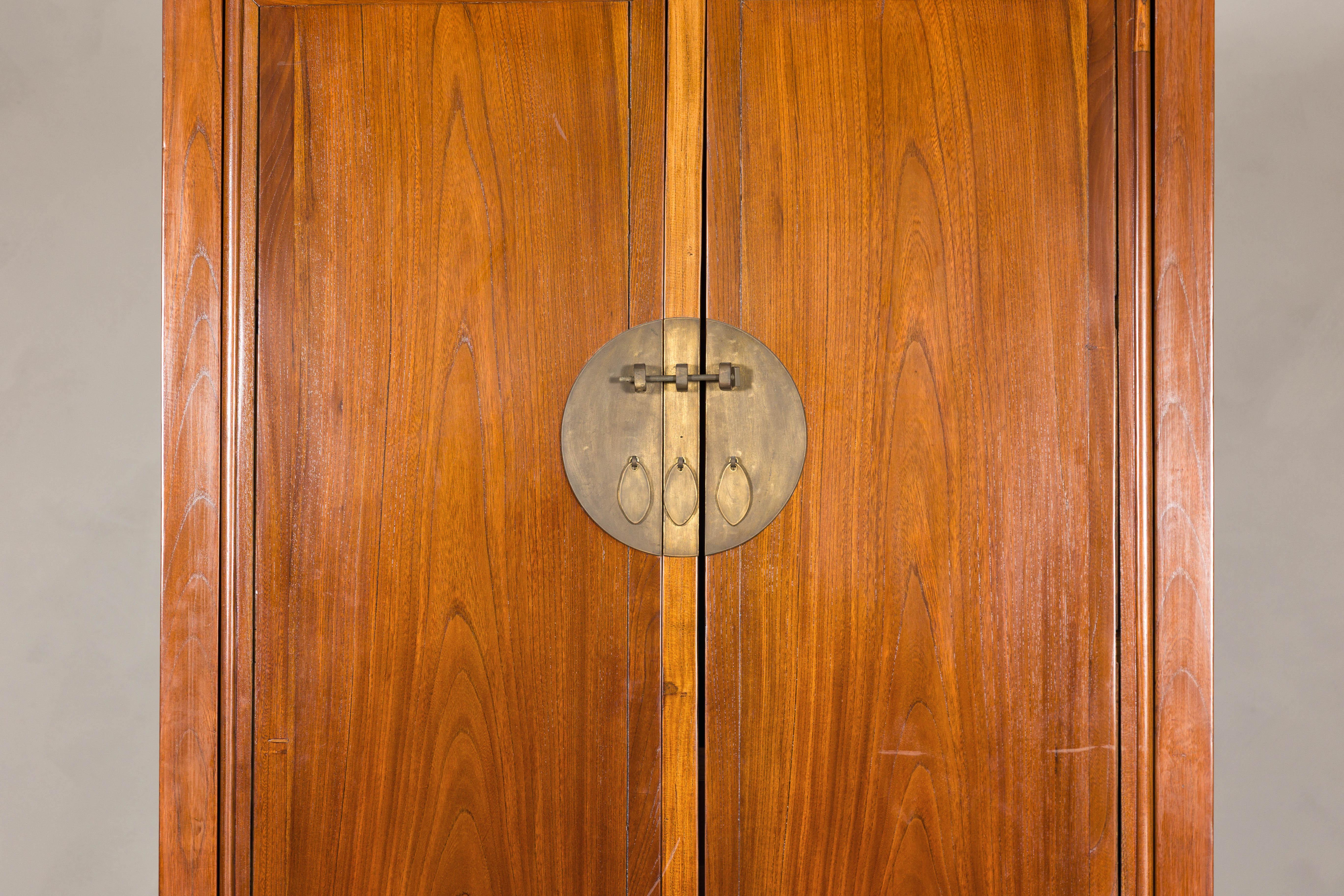 XX secolo Armoire in olmo della tarda dinastia Qing con cassetti e scomparto inferiore nascosto in vendita