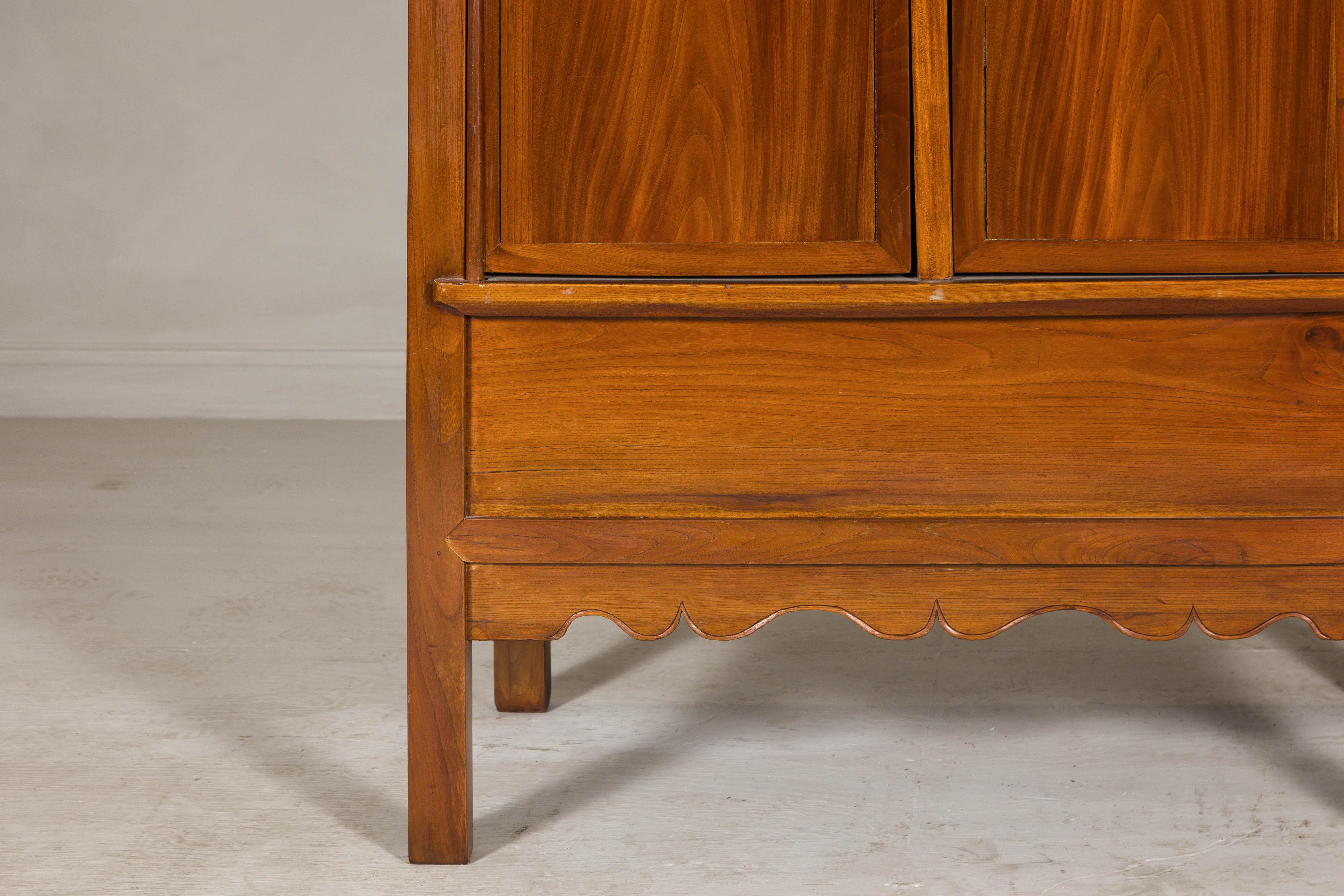 Ottone Armoire in olmo della tarda dinastia Qing con cassetti e scomparto inferiore nascosto in vendita