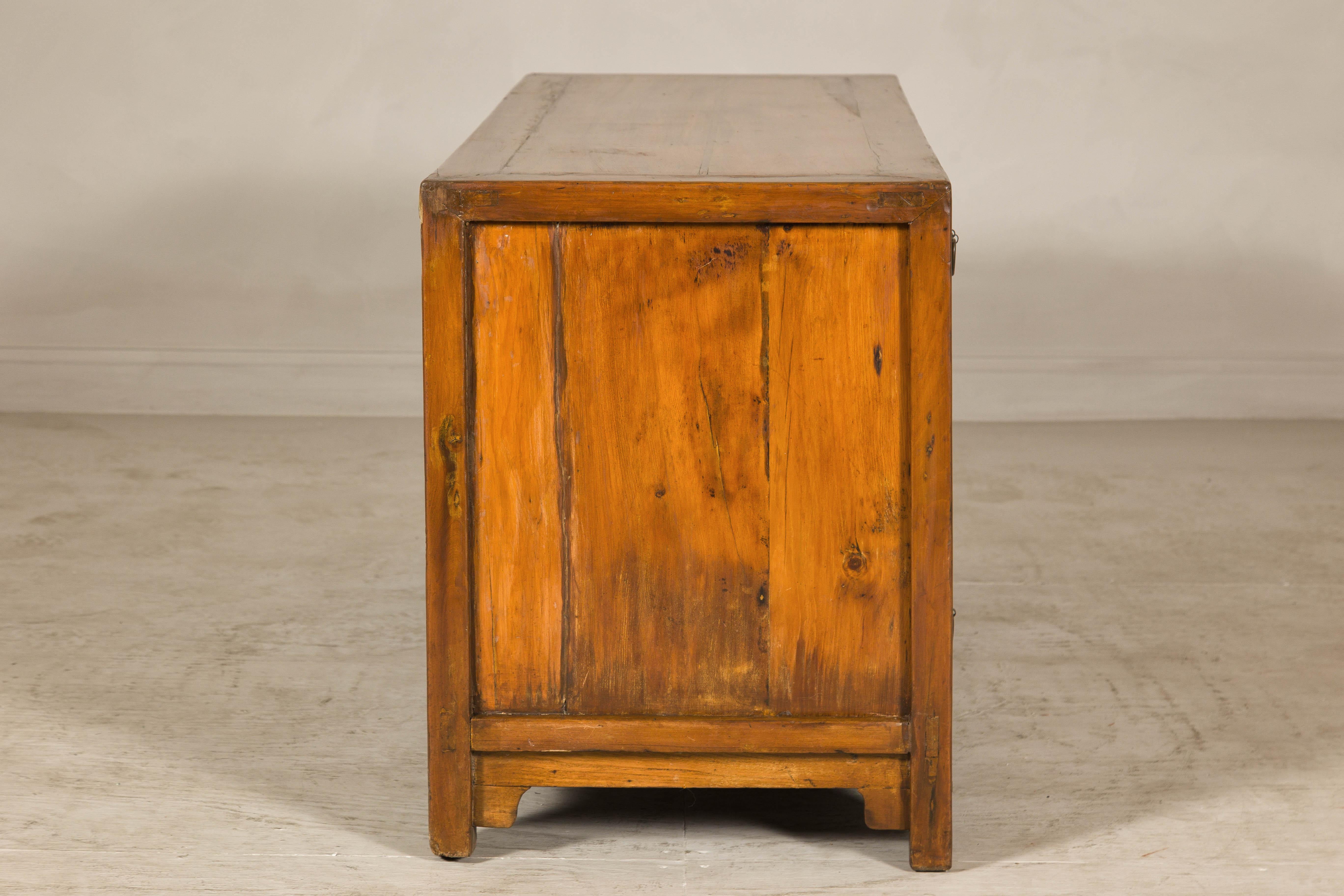 Aparador de olmo de la dinastía Qing tardía con jarrones florales tallados, puertas y cajones en venta 3