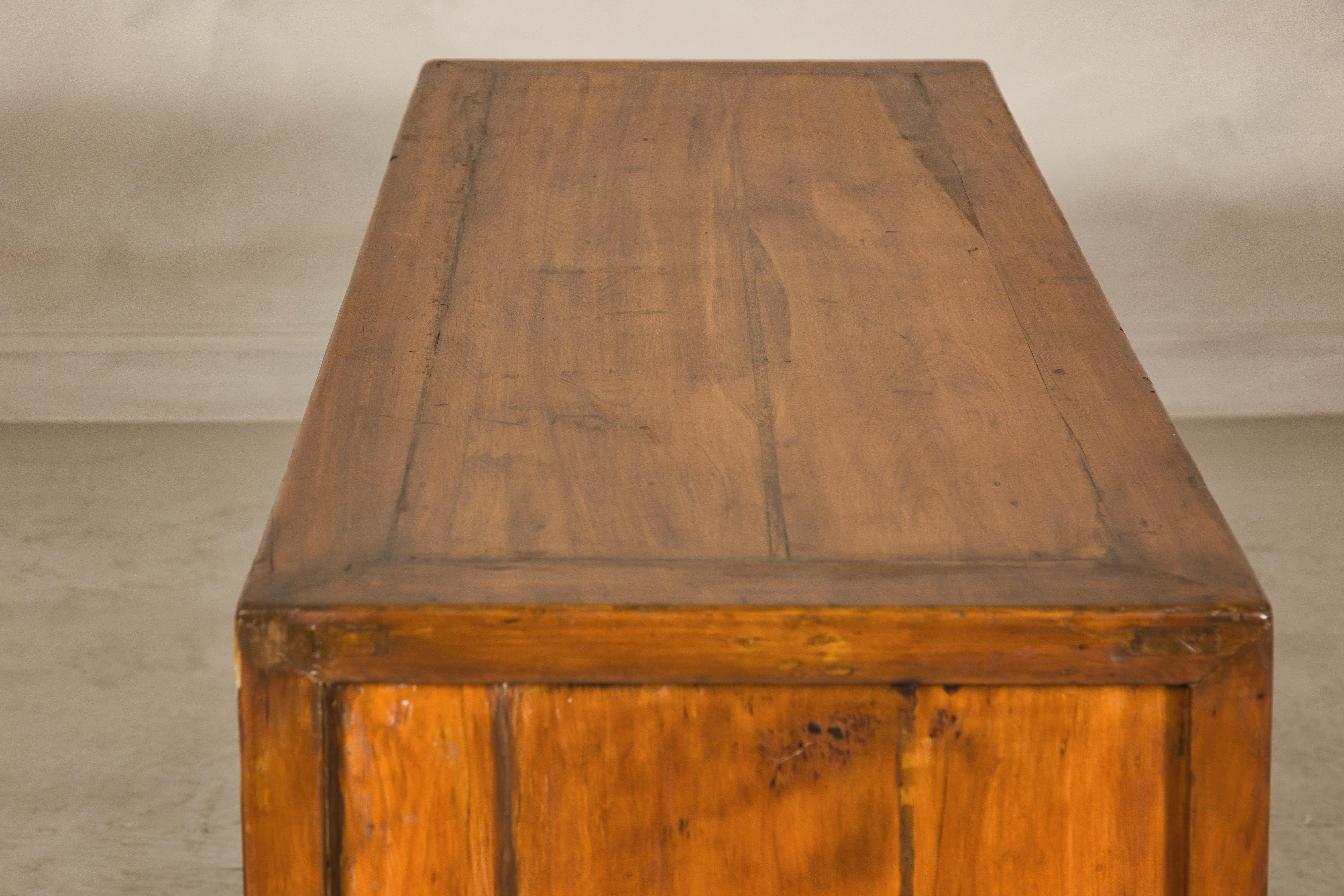 Aparador de olmo de la dinastía Qing tardía con jarrones florales tallados, puertas y cajones en venta 4