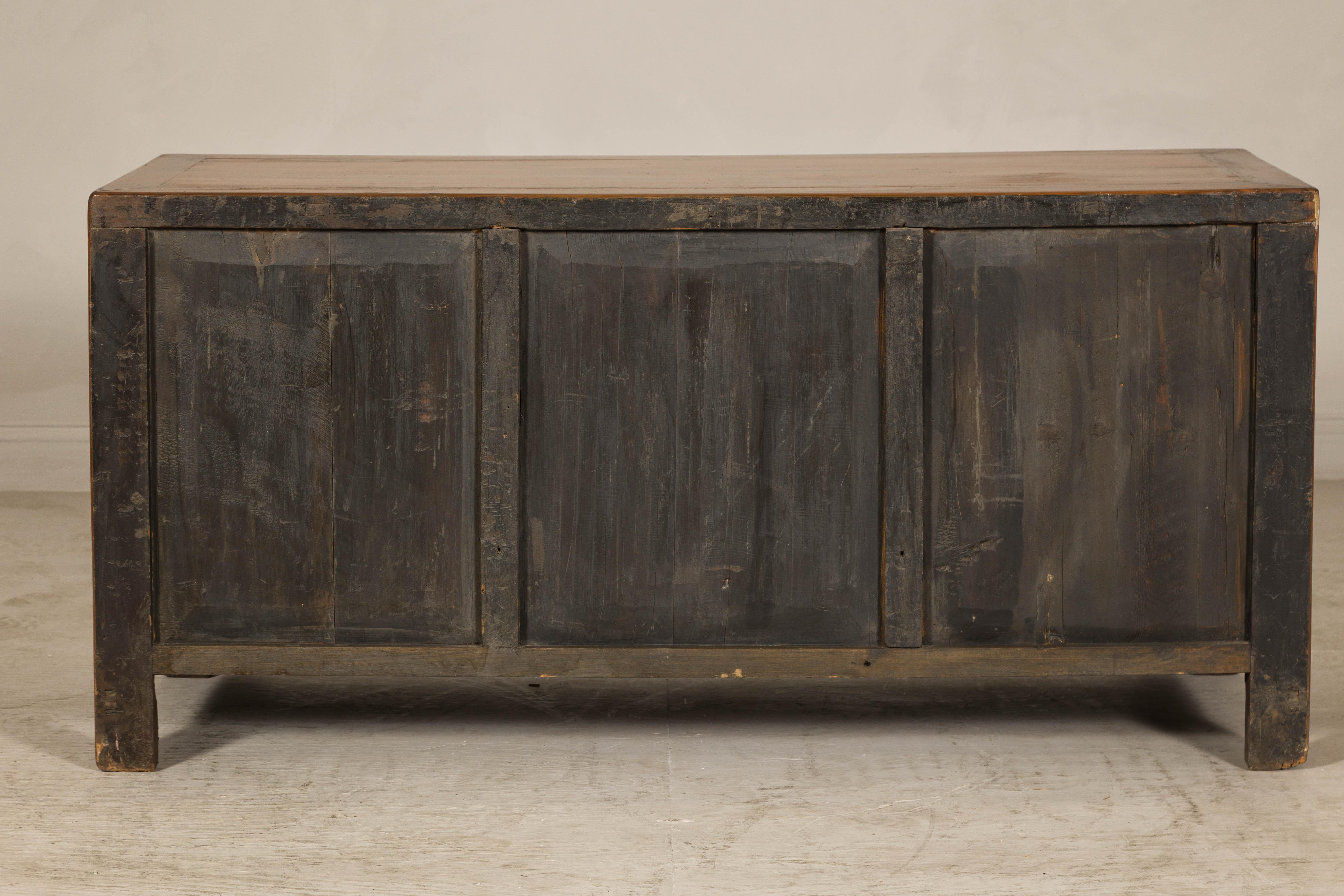 Aparador de olmo de la dinastía Qing tardía con jarrones florales tallados, puertas y cajones en venta 5