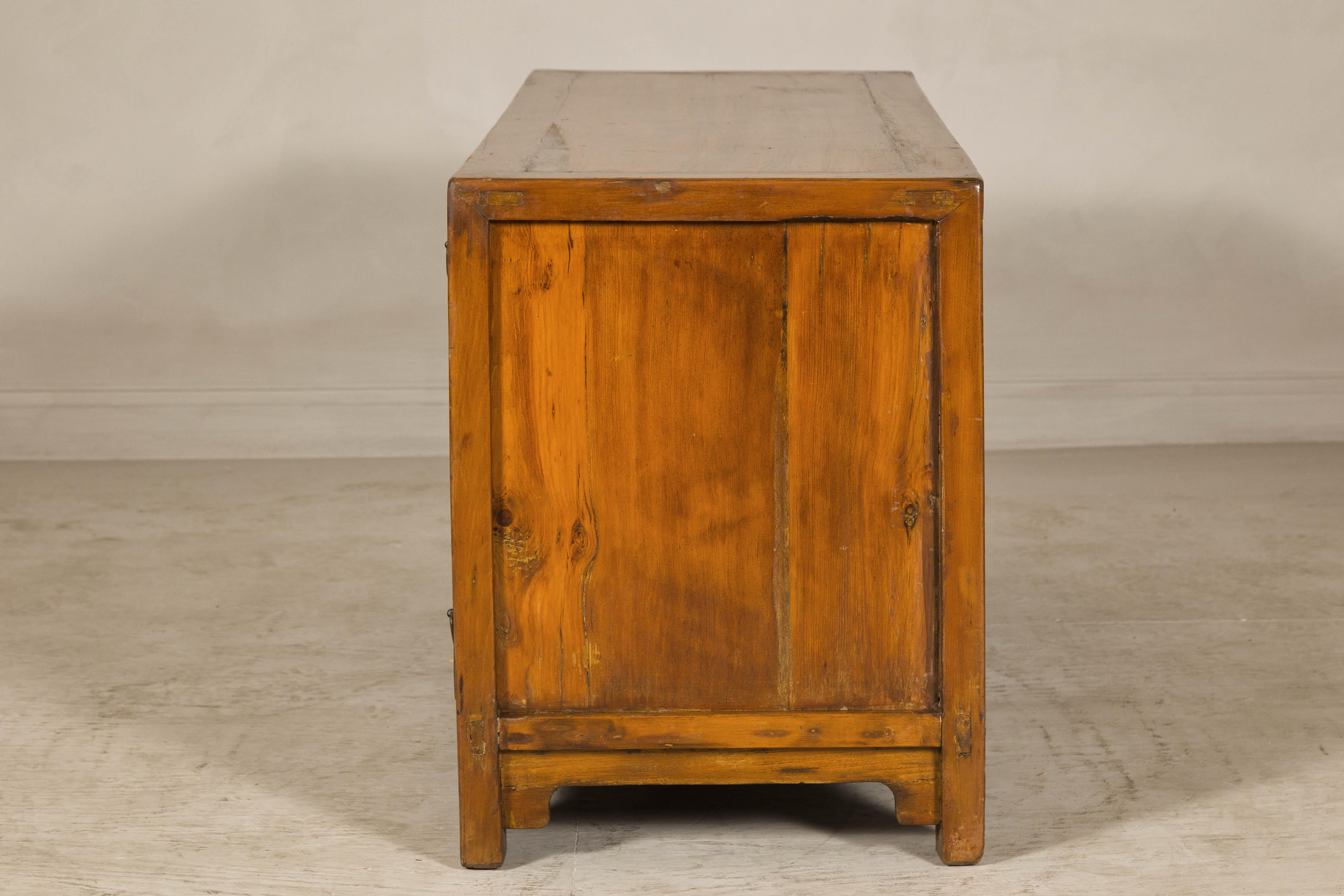 Aparador de olmo de la dinastía Qing tardía con jarrones florales tallados, puertas y cajones en venta 6