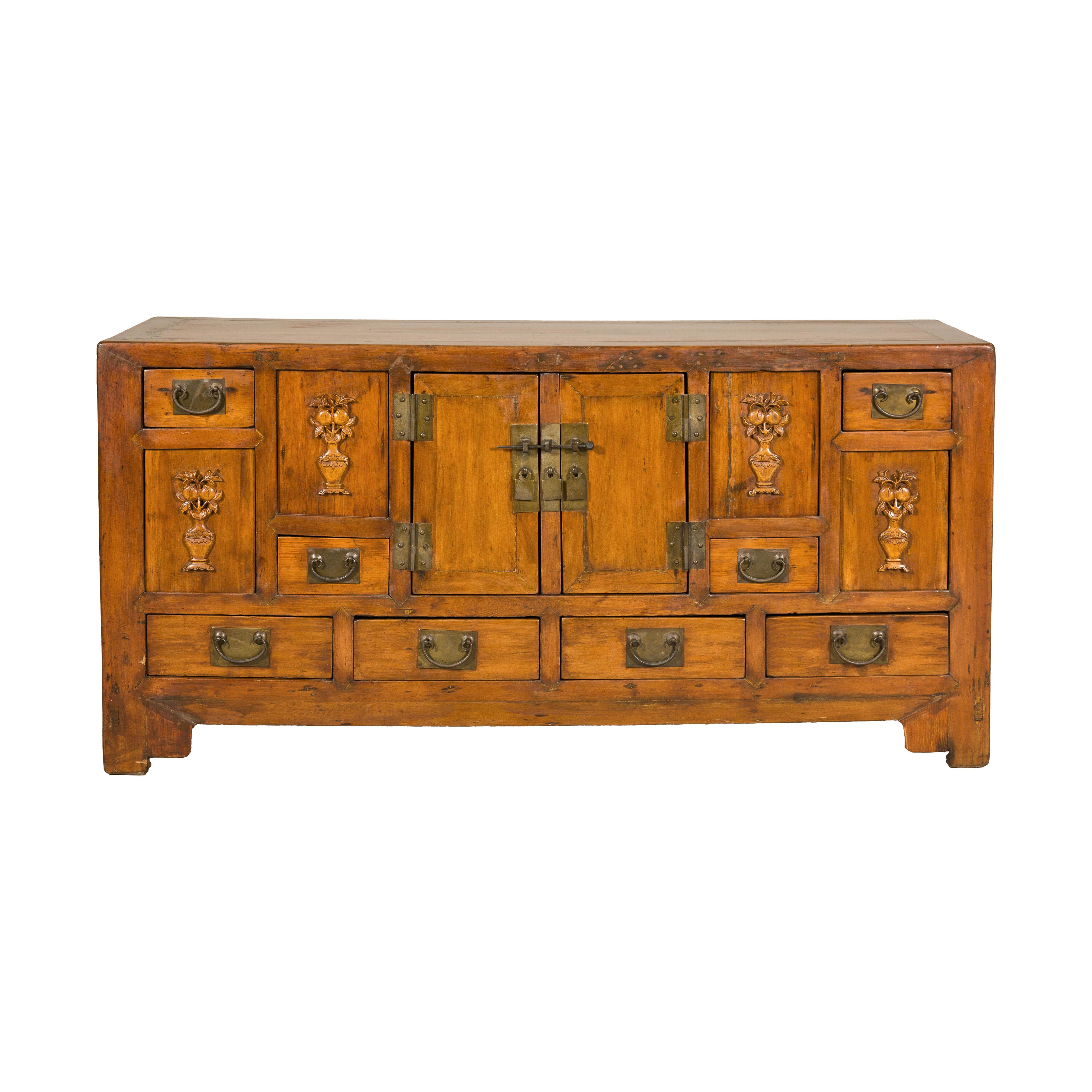 Aparador de olmo de la dinastía Qing tardía con jarrones florales tallados, puertas y cajones en venta 7