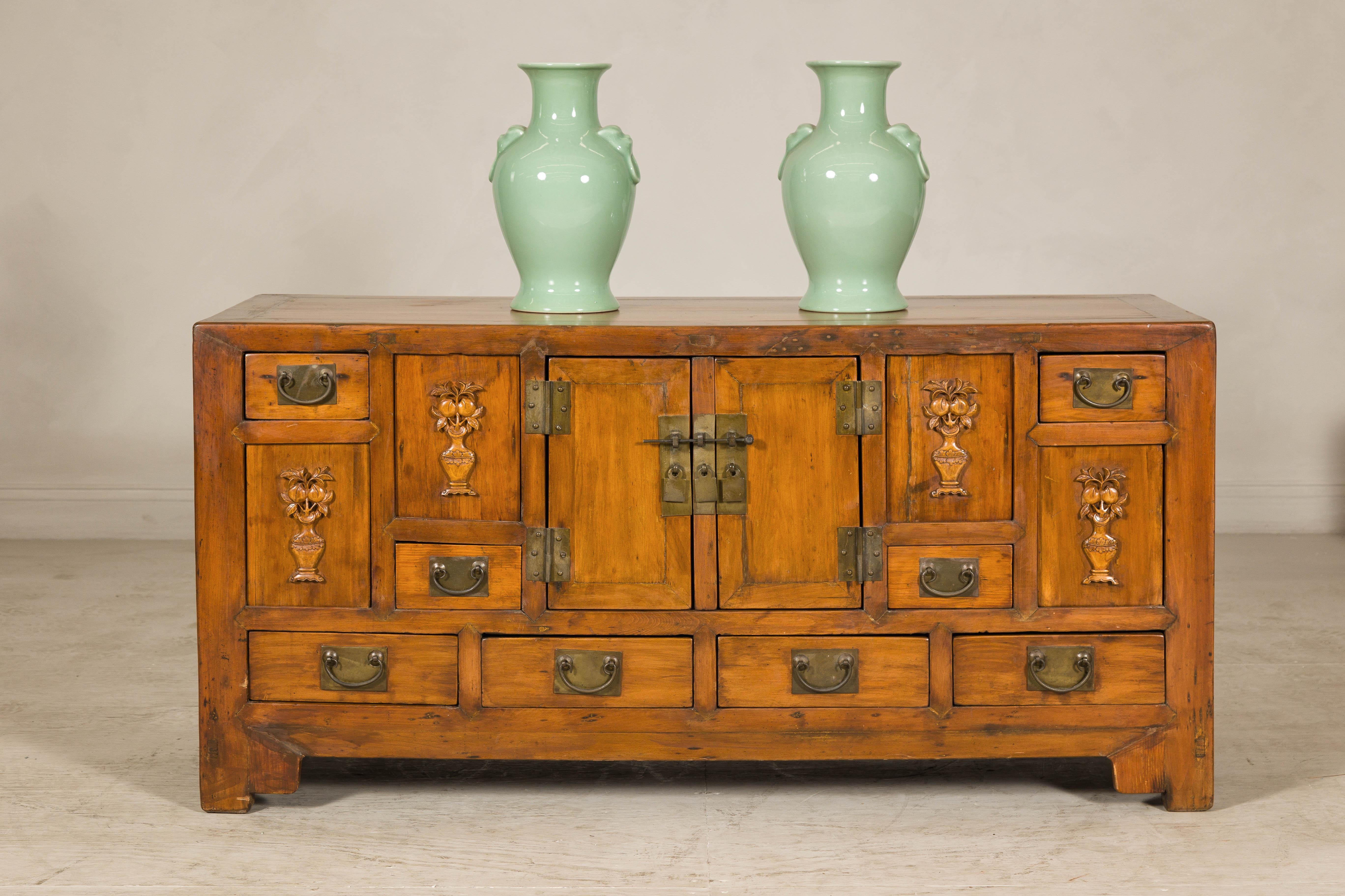 Aparador de olmo de finales de la dinastía Qing con jarrones florales tallados, cajones, paneles desmontables y puertas. Rico en historia y encanto atemporal, este aparador antiguo encarna a la vez funcionalidad y belleza, lo que lo convierte en un