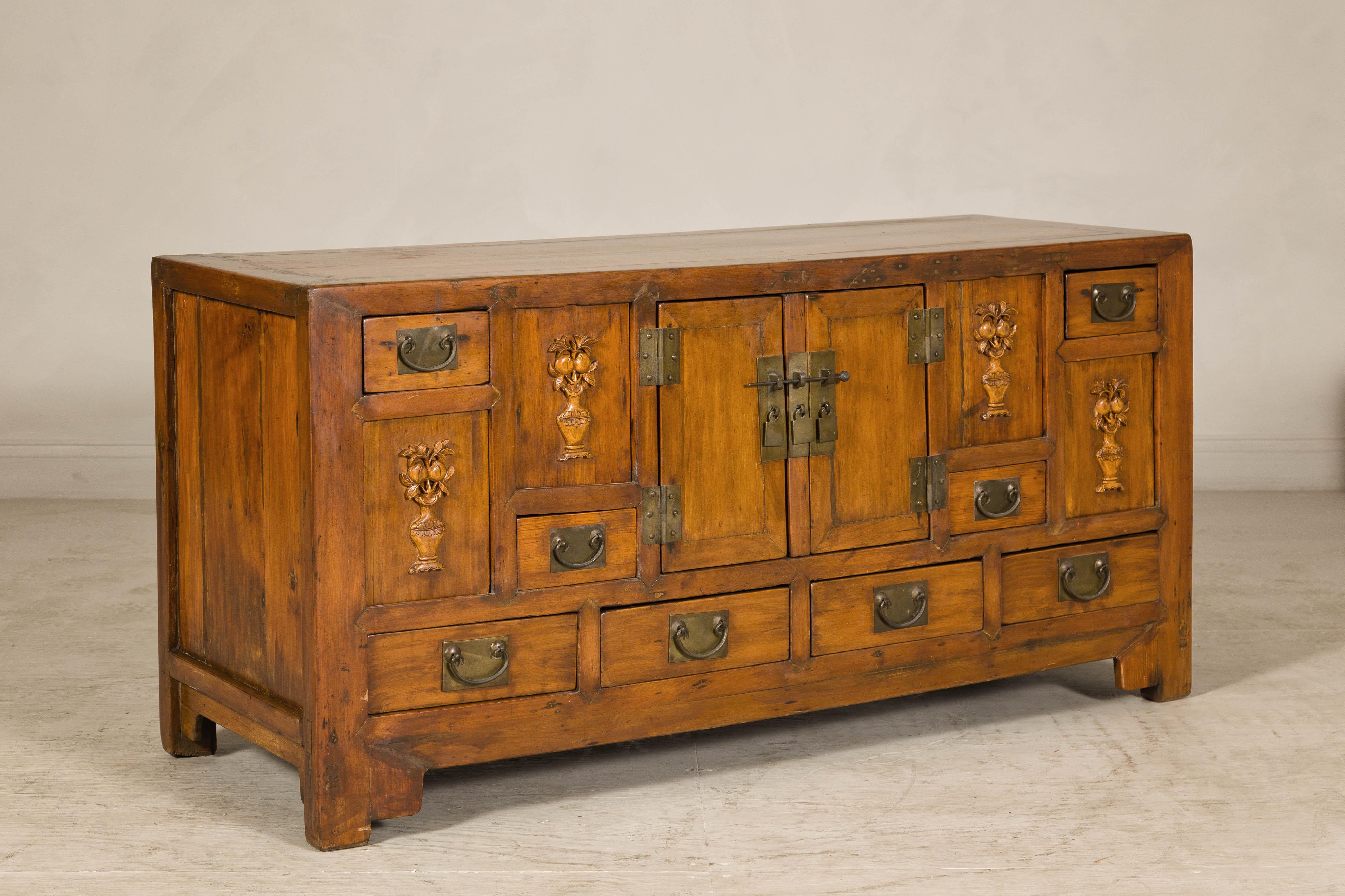 Aparador de olmo de la dinastía Qing tardía con jarrones florales tallados, puertas y cajones Chino en venta