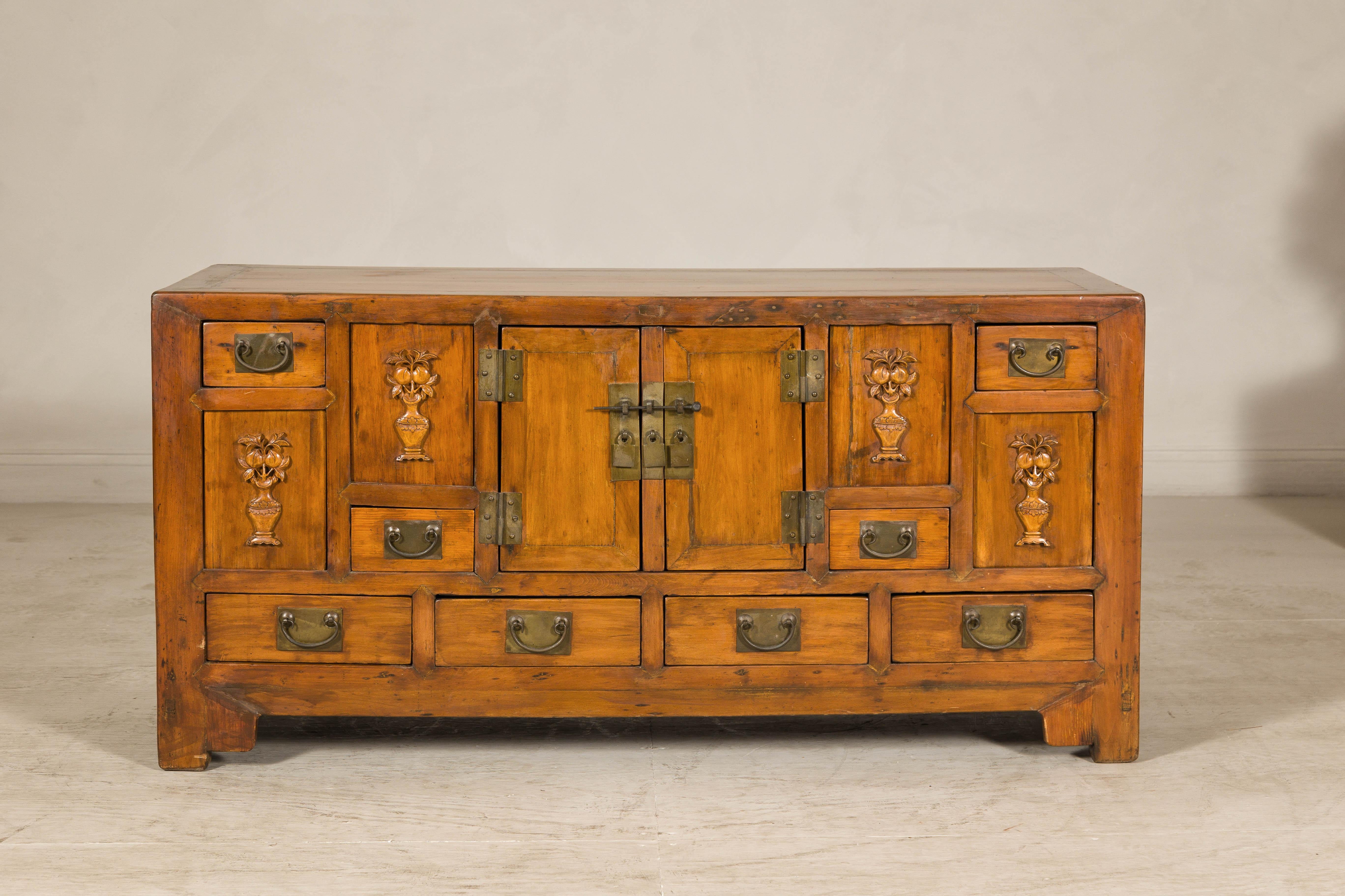 Aparador de olmo de la dinastía Qing tardía con jarrones florales tallados, puertas y cajones Tallado en venta