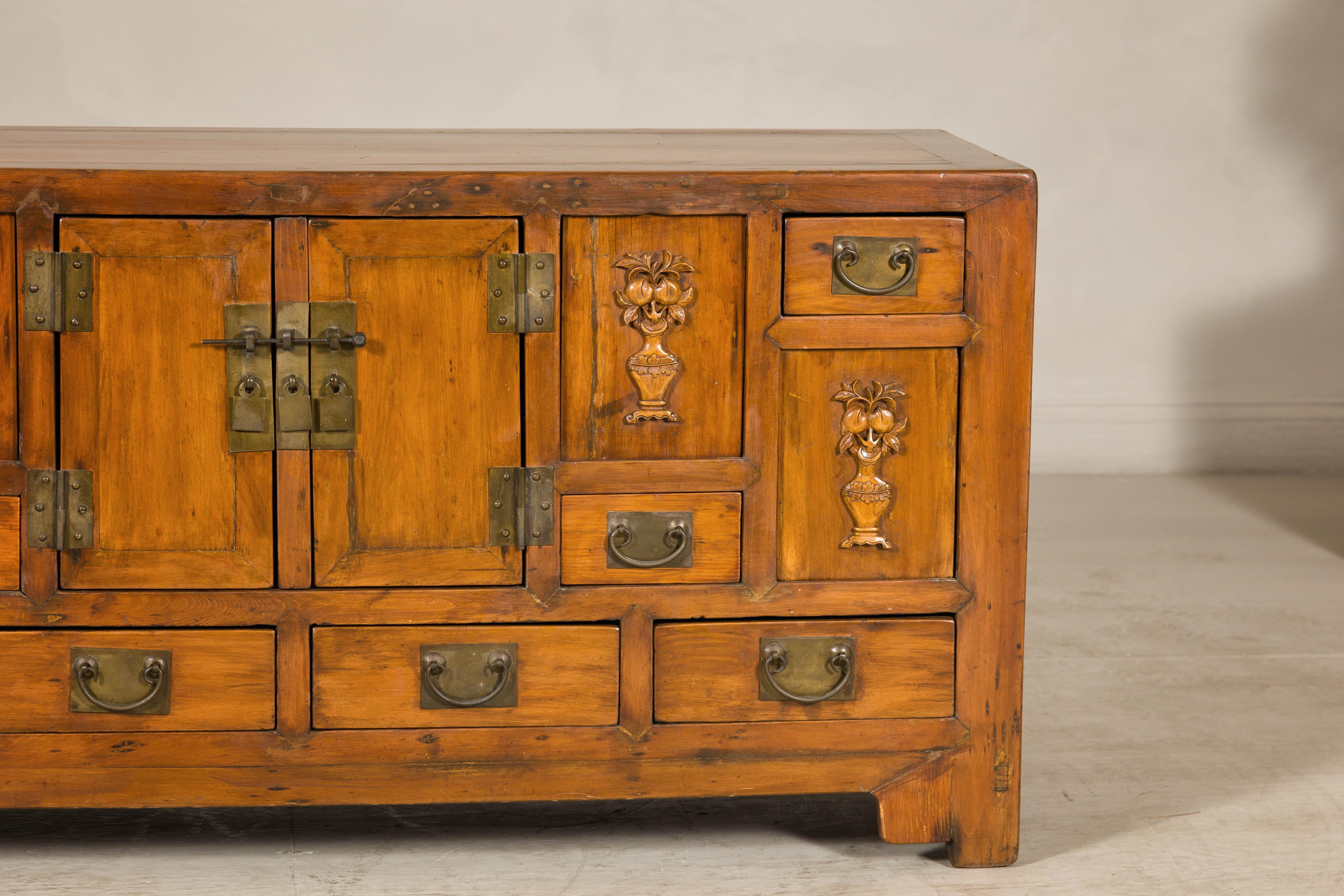 Aparador de olmo de la dinastía Qing tardía con jarrones florales tallados, puertas y cajones Olmo en venta